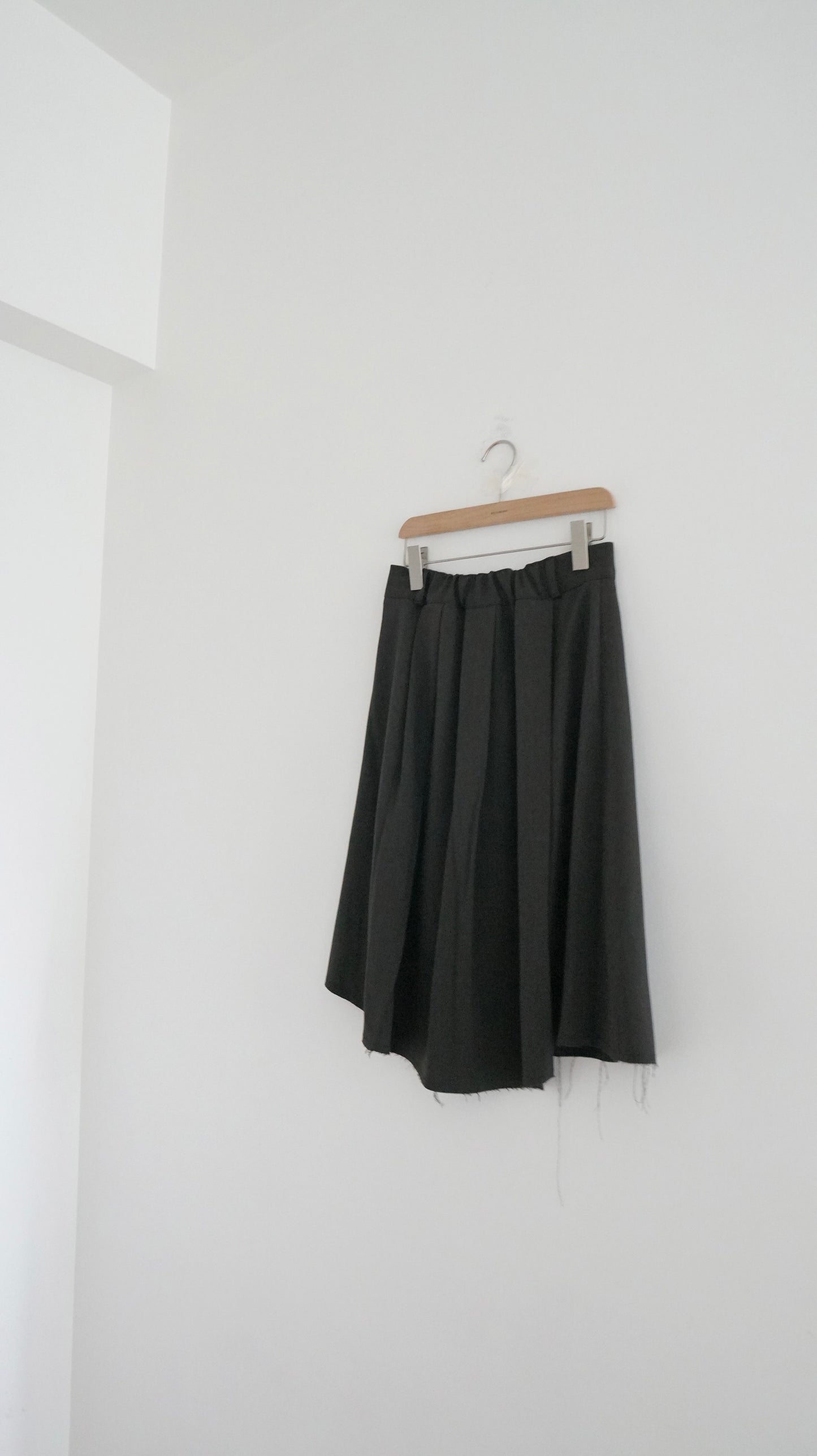 causal pleated knee-length skirt in dark grey (pre-order)