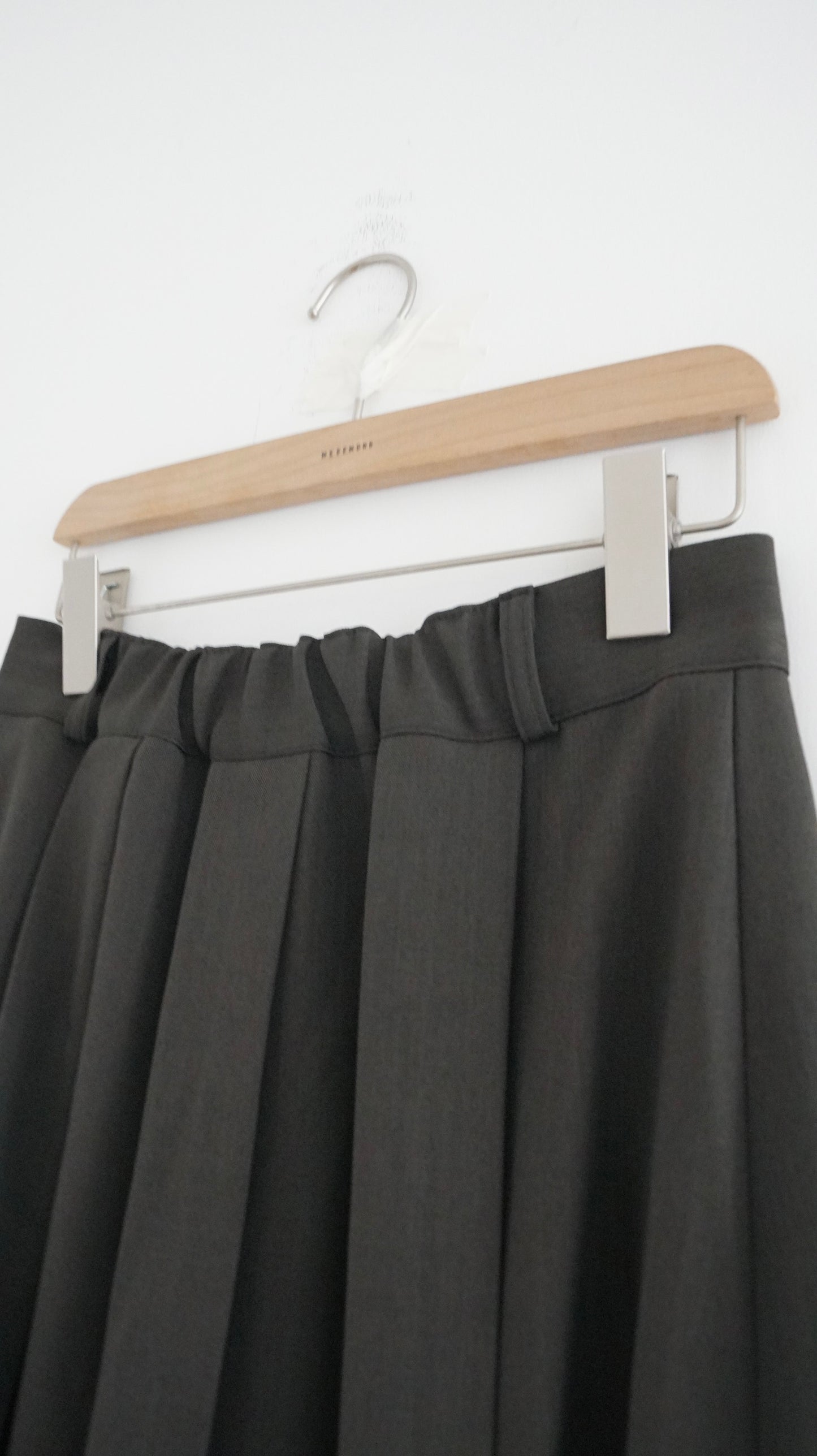 causal pleated knee-length skirt in dark grey (pre-order)