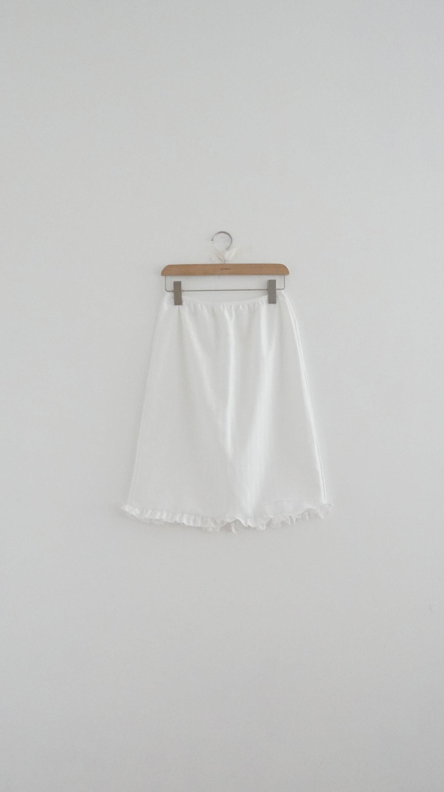 ruffles pleated knee-length striped skirt in white