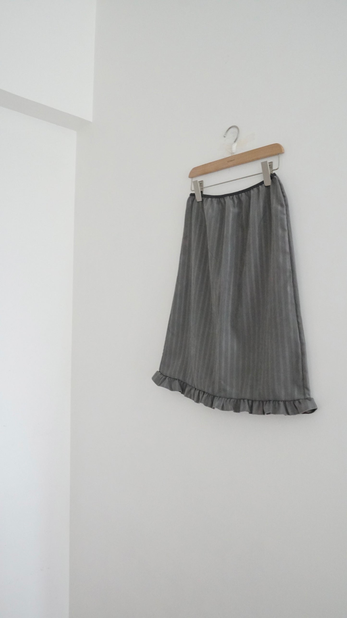 ruffles pleated knee-length striped skirt in grey