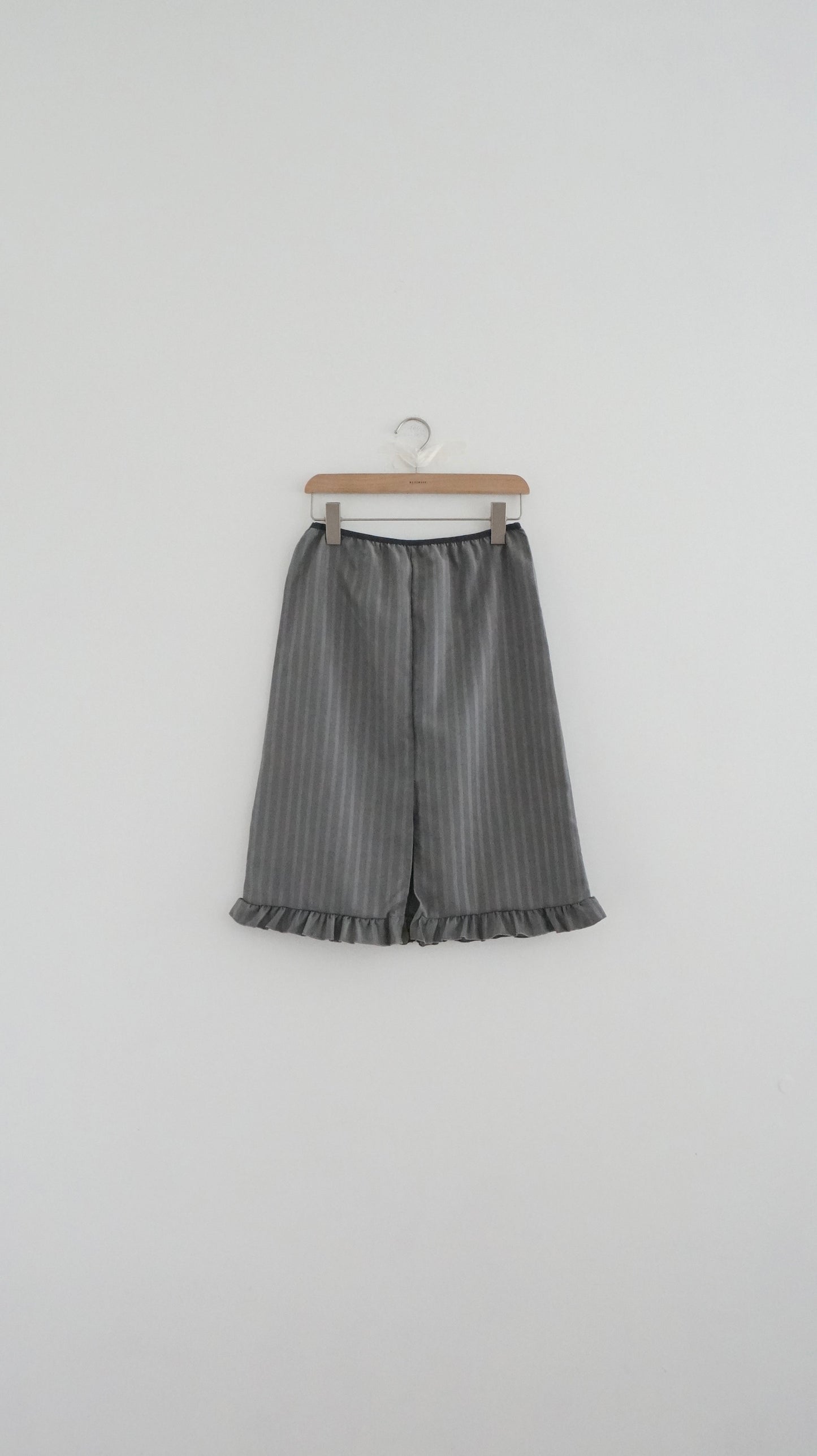 ruffles pleated knee-length striped skirt in grey