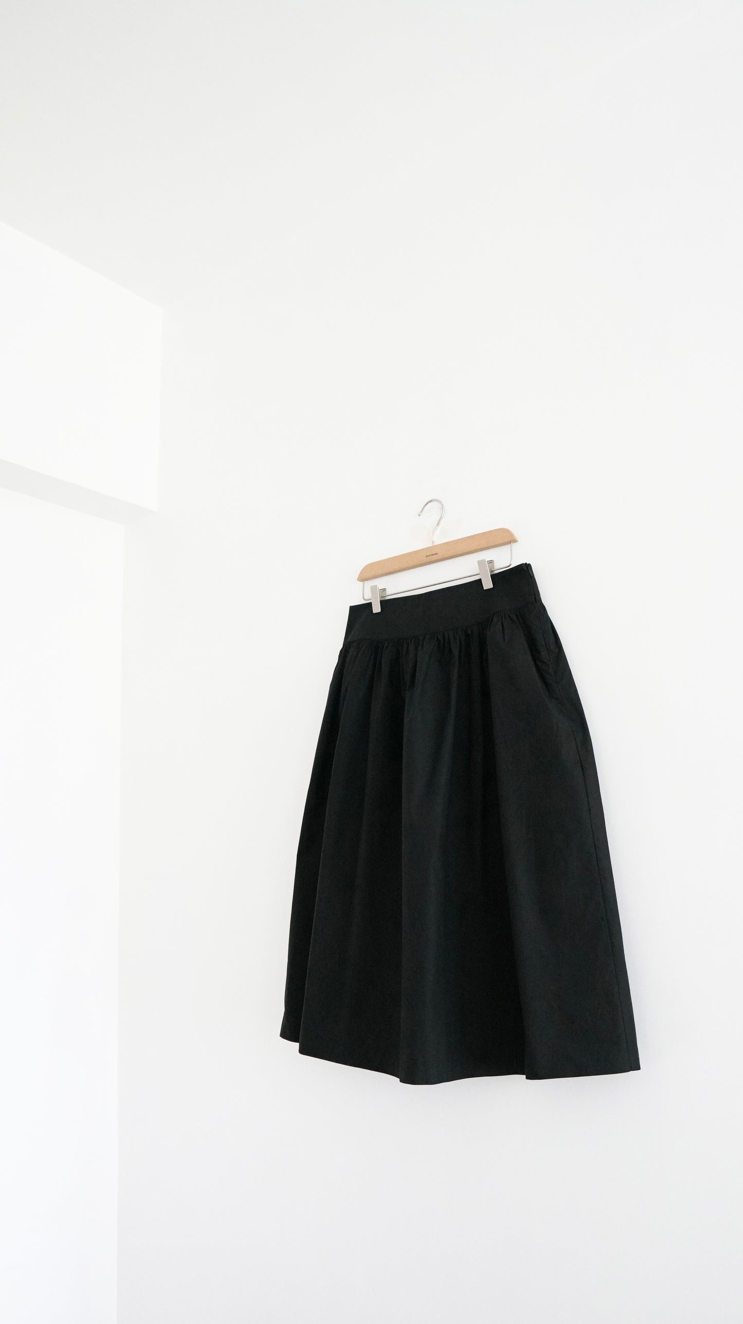 pure form skirt in black (pre-order)