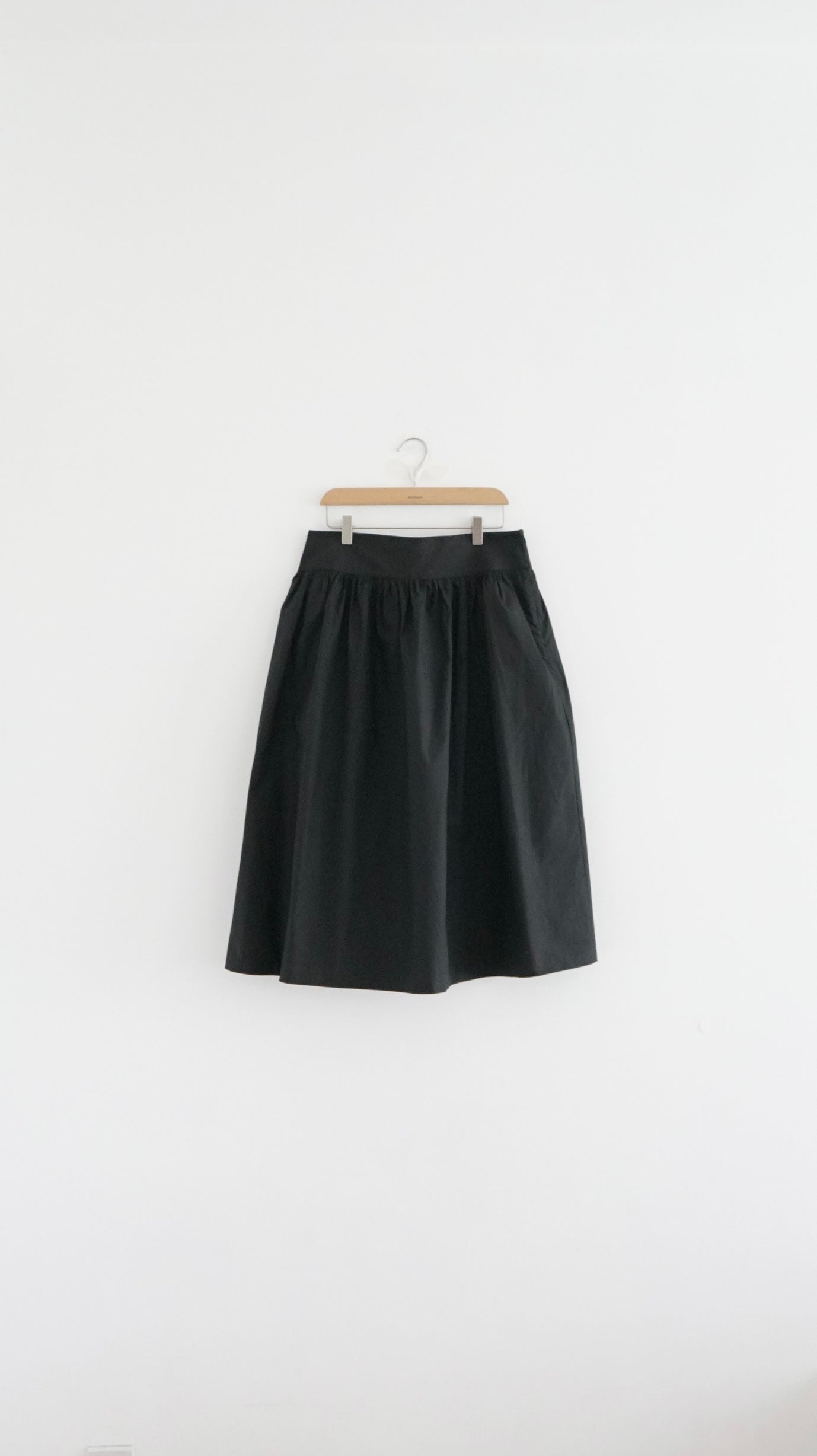 pure form skirt in black (pre-order)