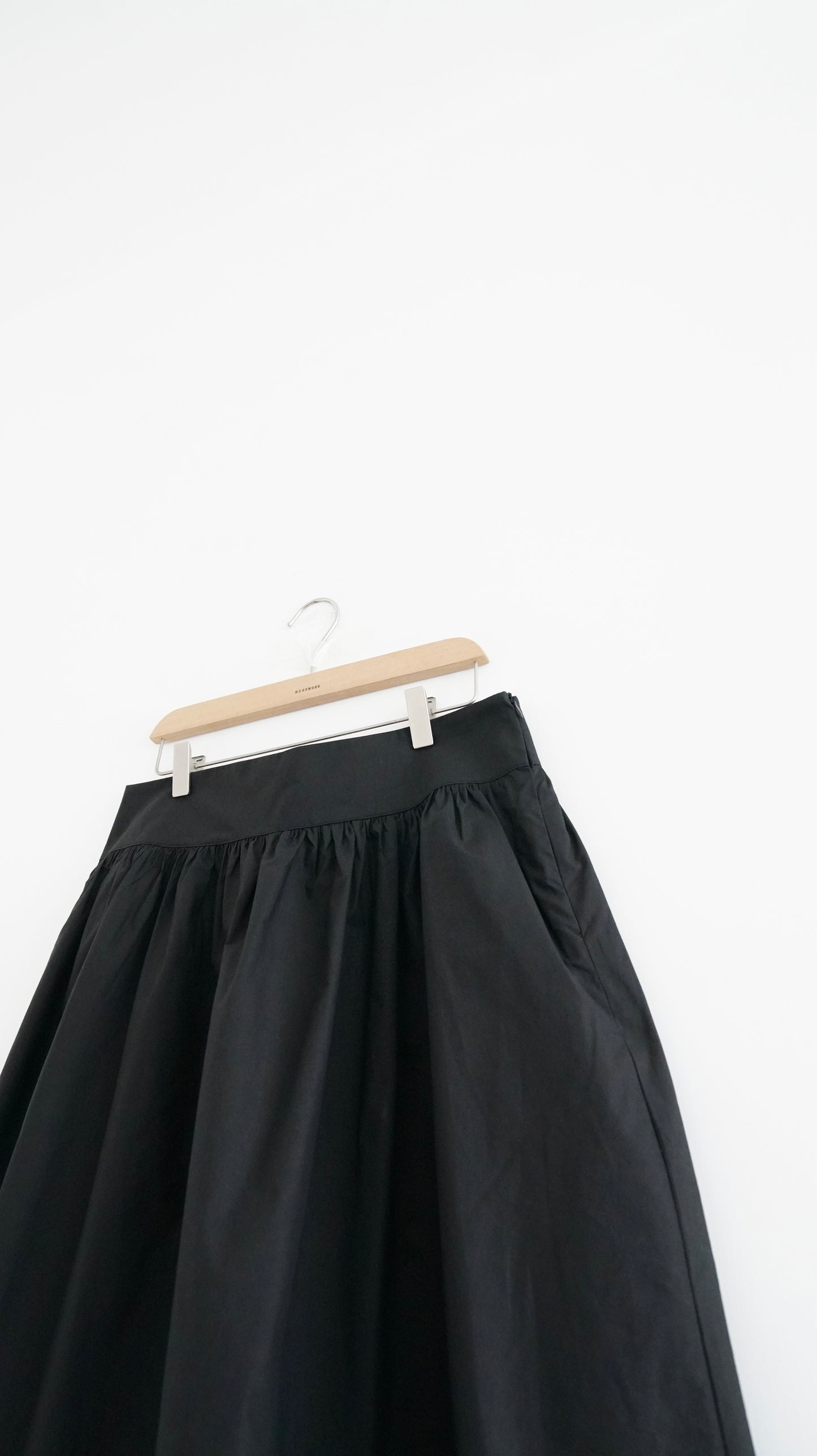 pure form skirt in black (pre-order)