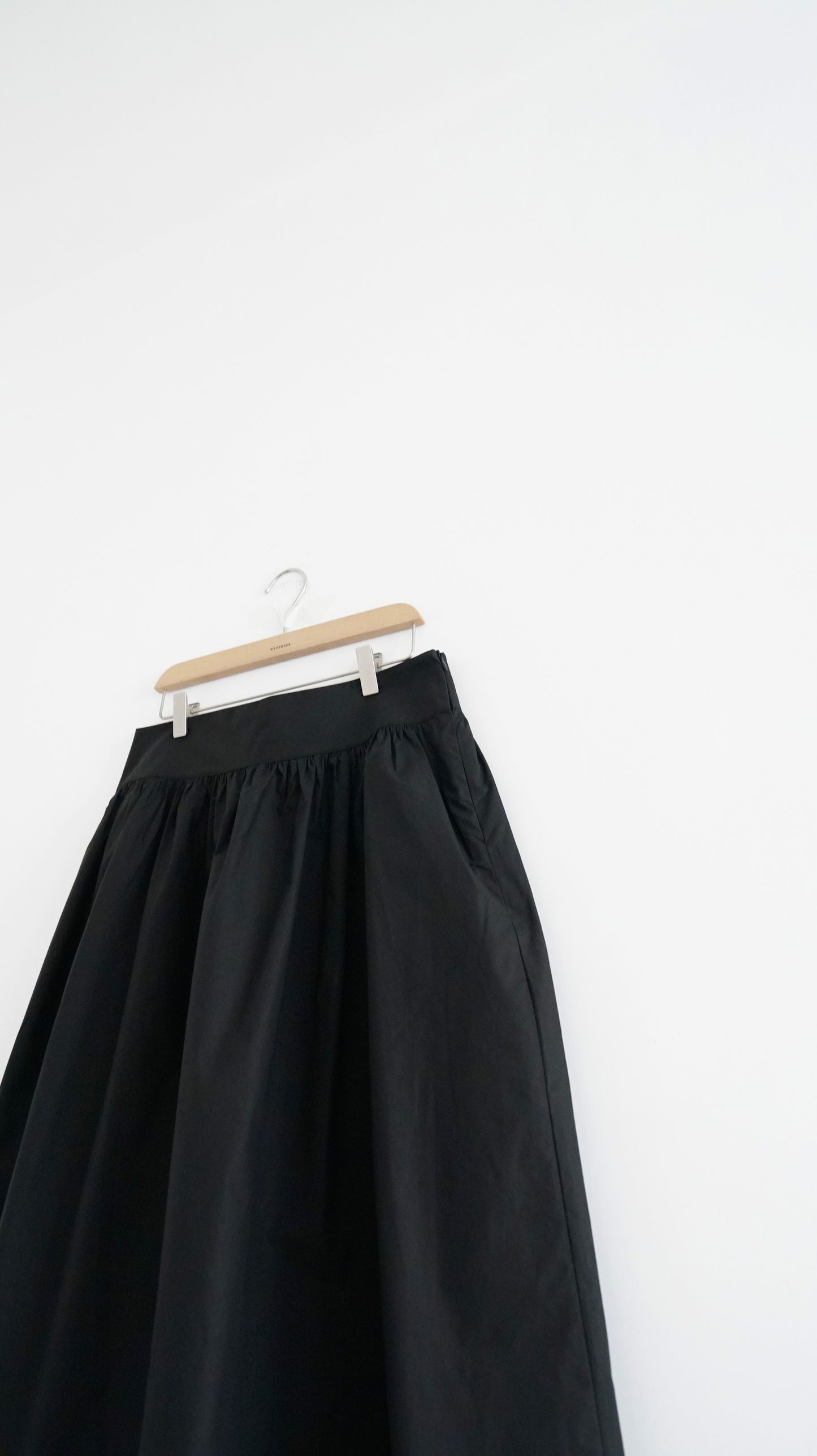 pure form skirt in black (pre-order)