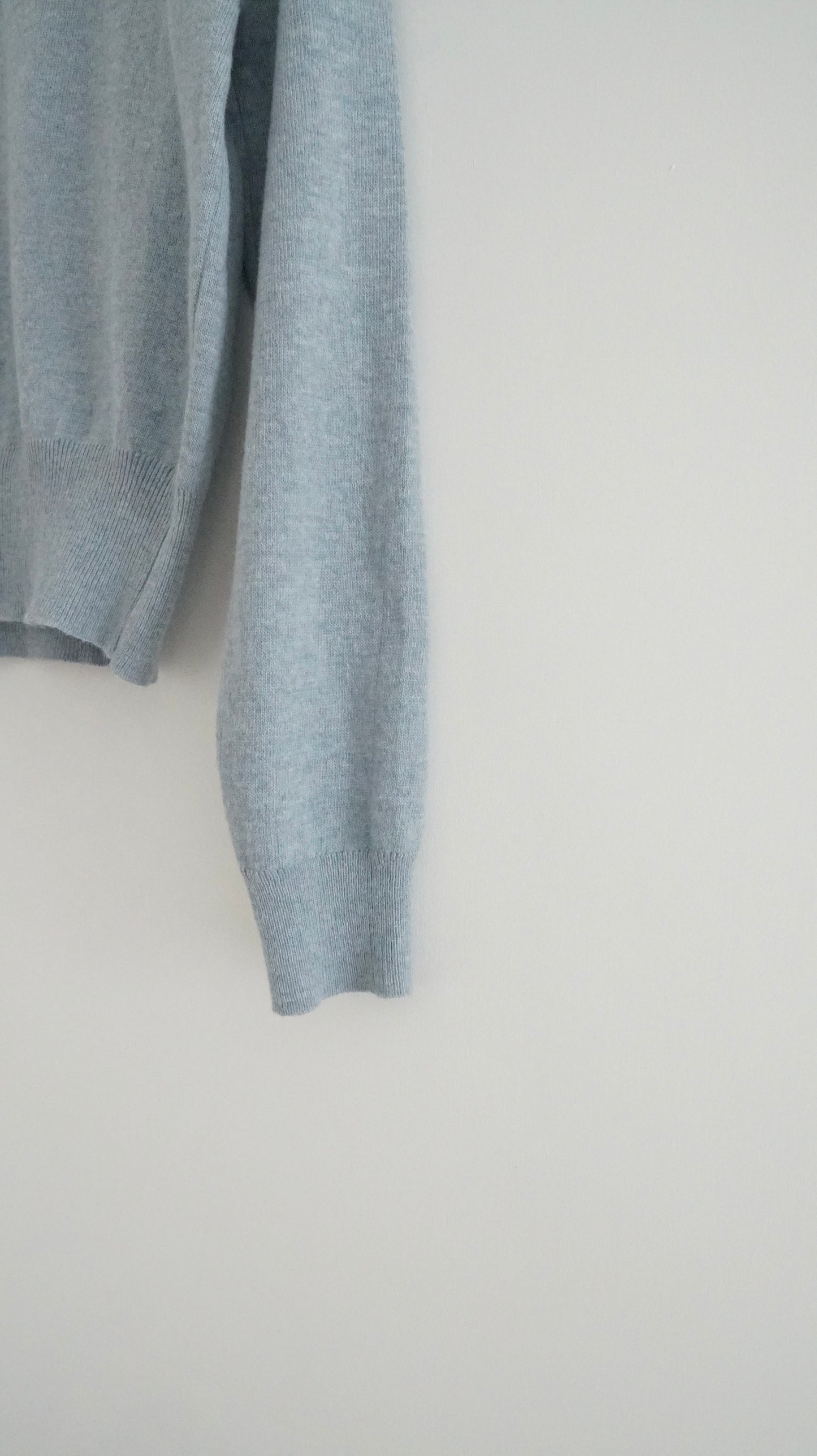 classic cashmere knit top in baby-blue (must have) (pre-order)