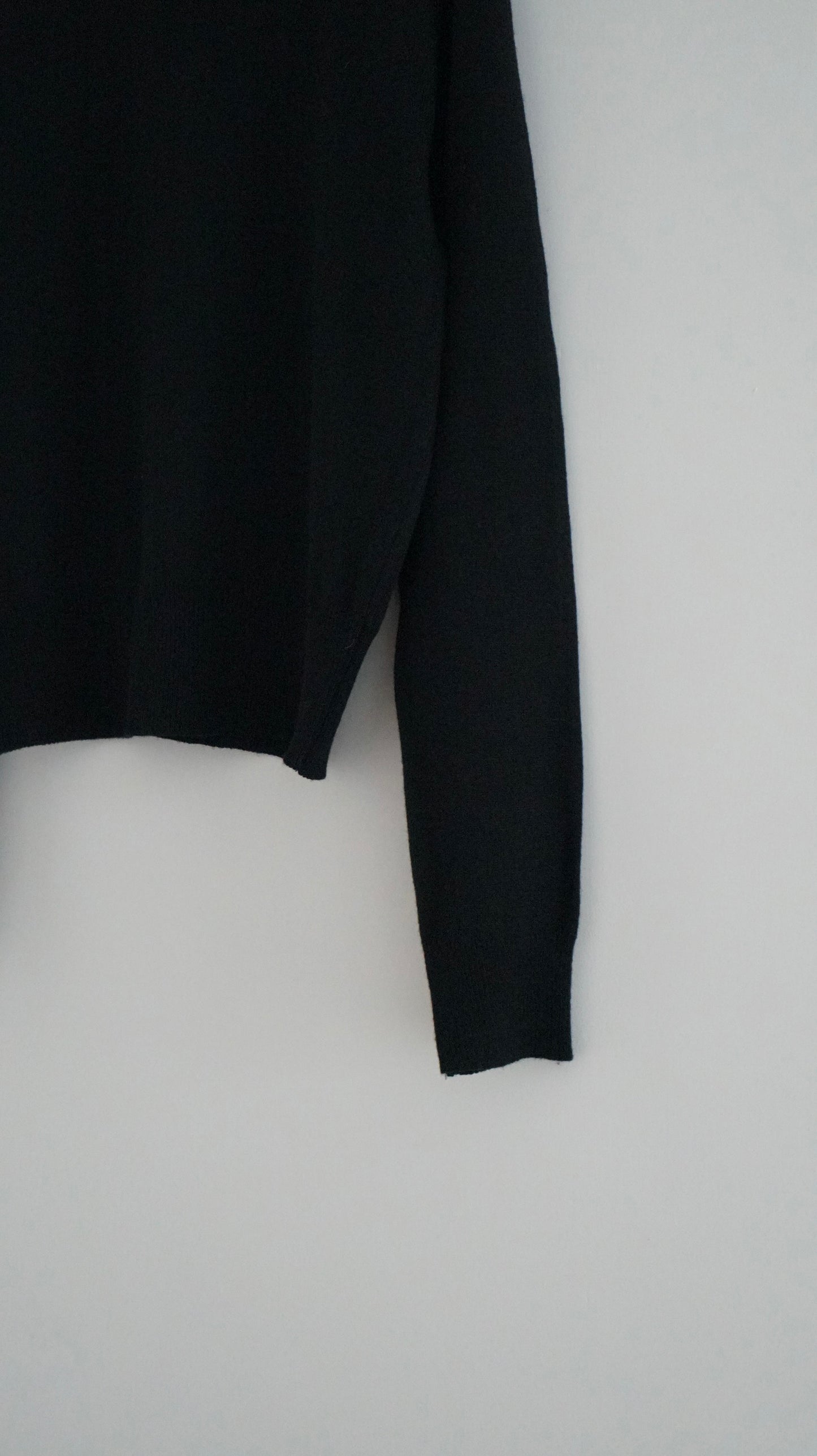 classic cashmere knit top in black (must have) (pre-order)