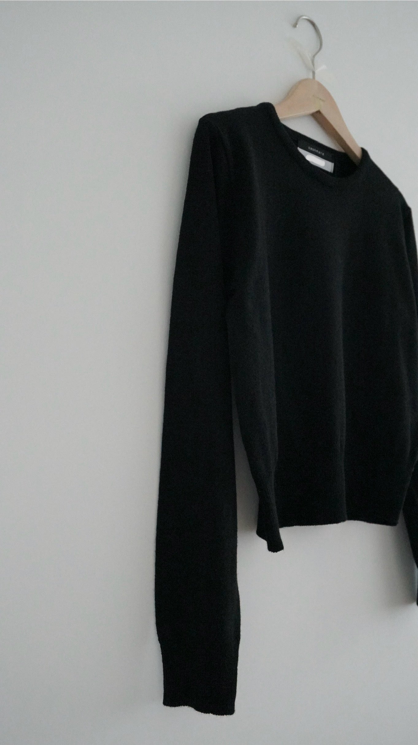 classic cashmere knit top in black (must have) (pre-order)