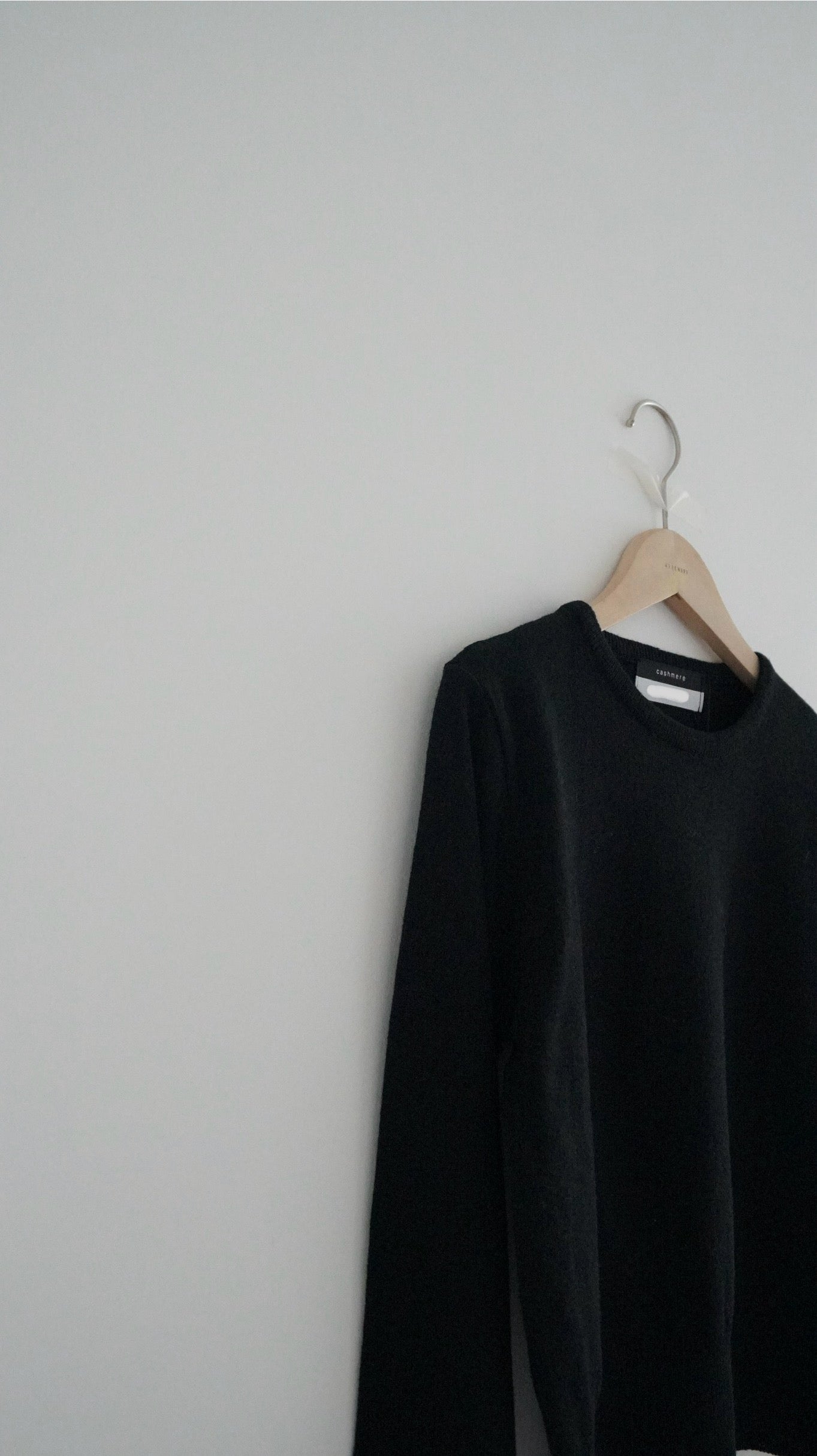 classic cashmere knit top in black (must have) (pre-order)