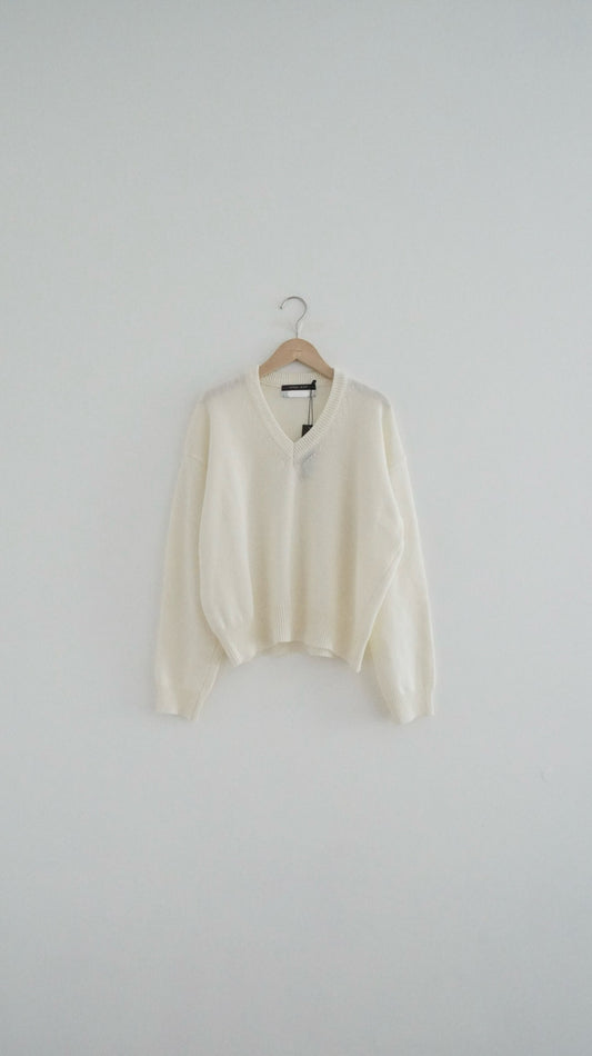 v-neck cashmere knit top in ivory (must-have)(pre-order)