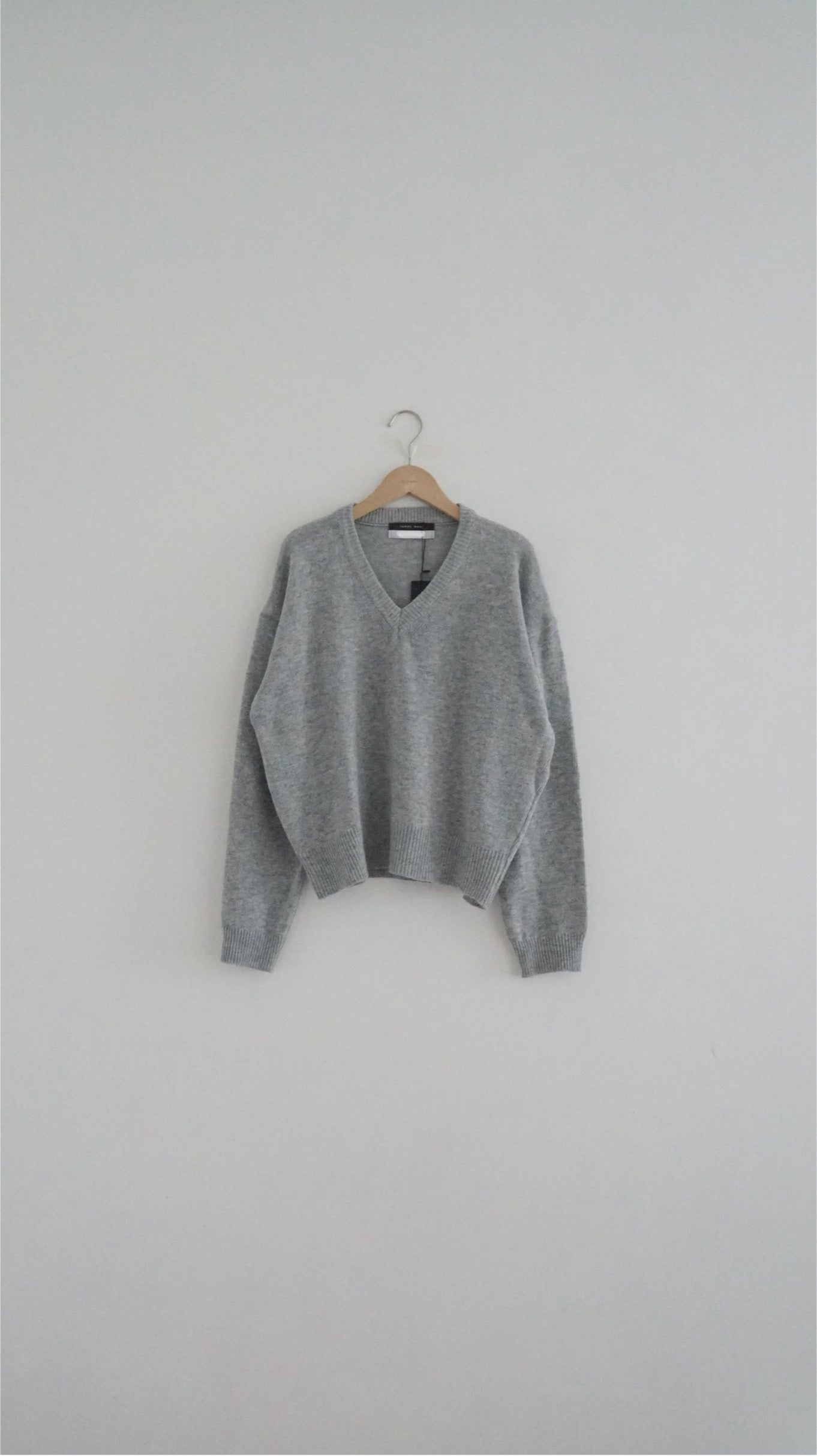 v-neck cashmere knit top in light grey (must-have) (pre-order)