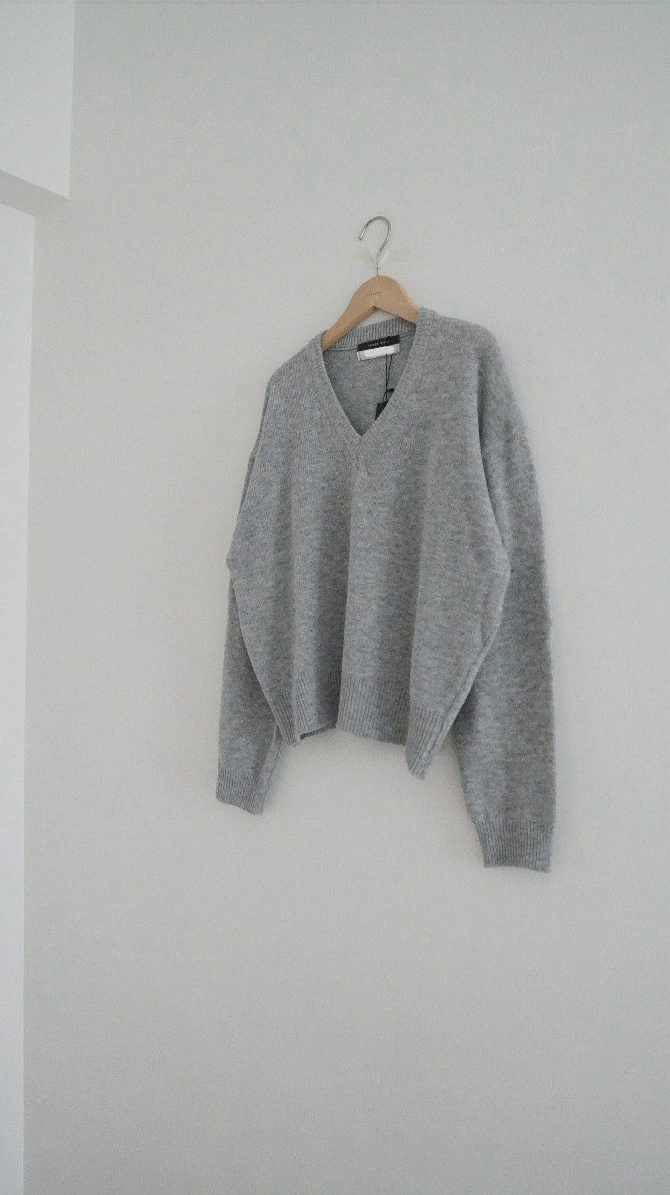 v-neck cashmere knit top in light grey (must-have) (pre-order)