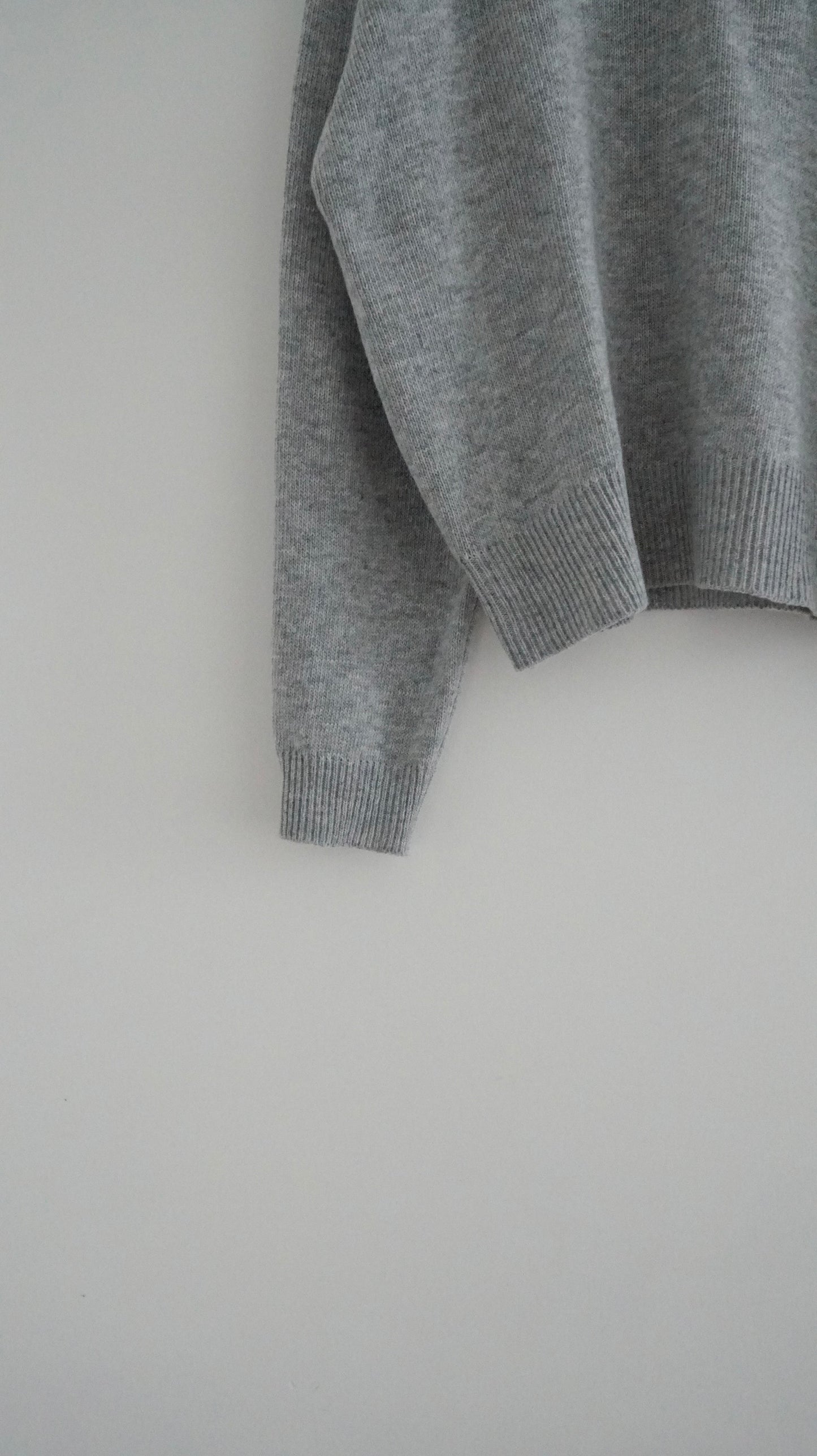 v-neck cashmere knit top in light grey (must-have) (pre-order)