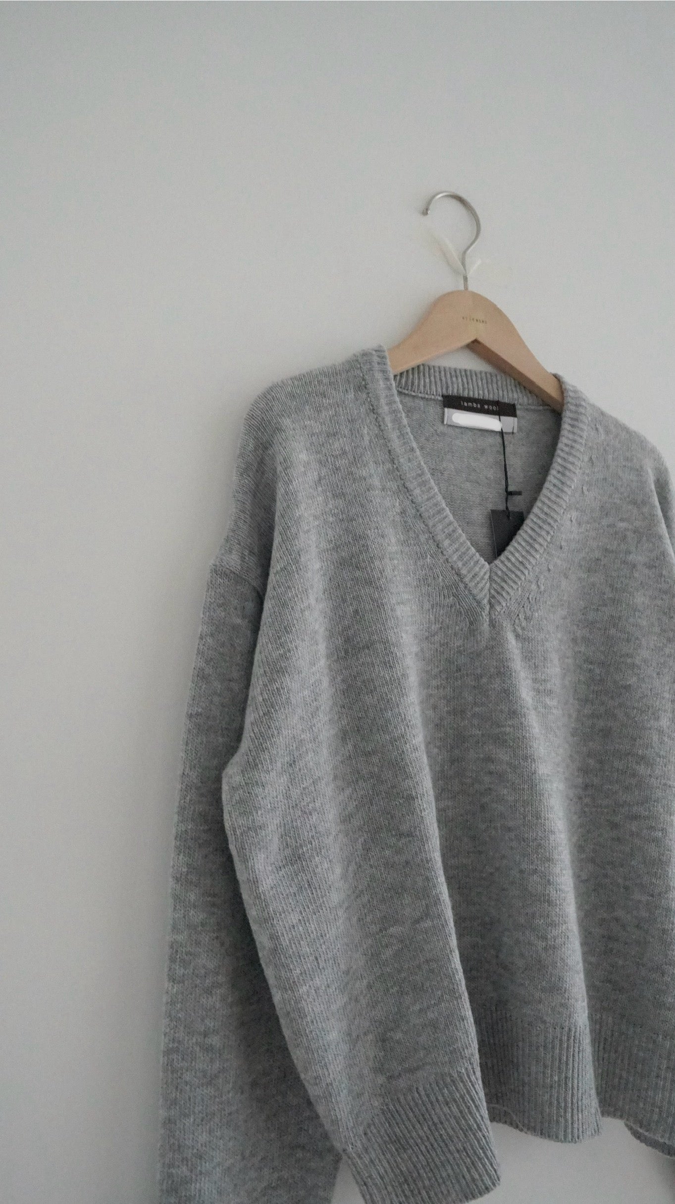 v-neck cashmere knit top in light grey (must-have) (pre-order)