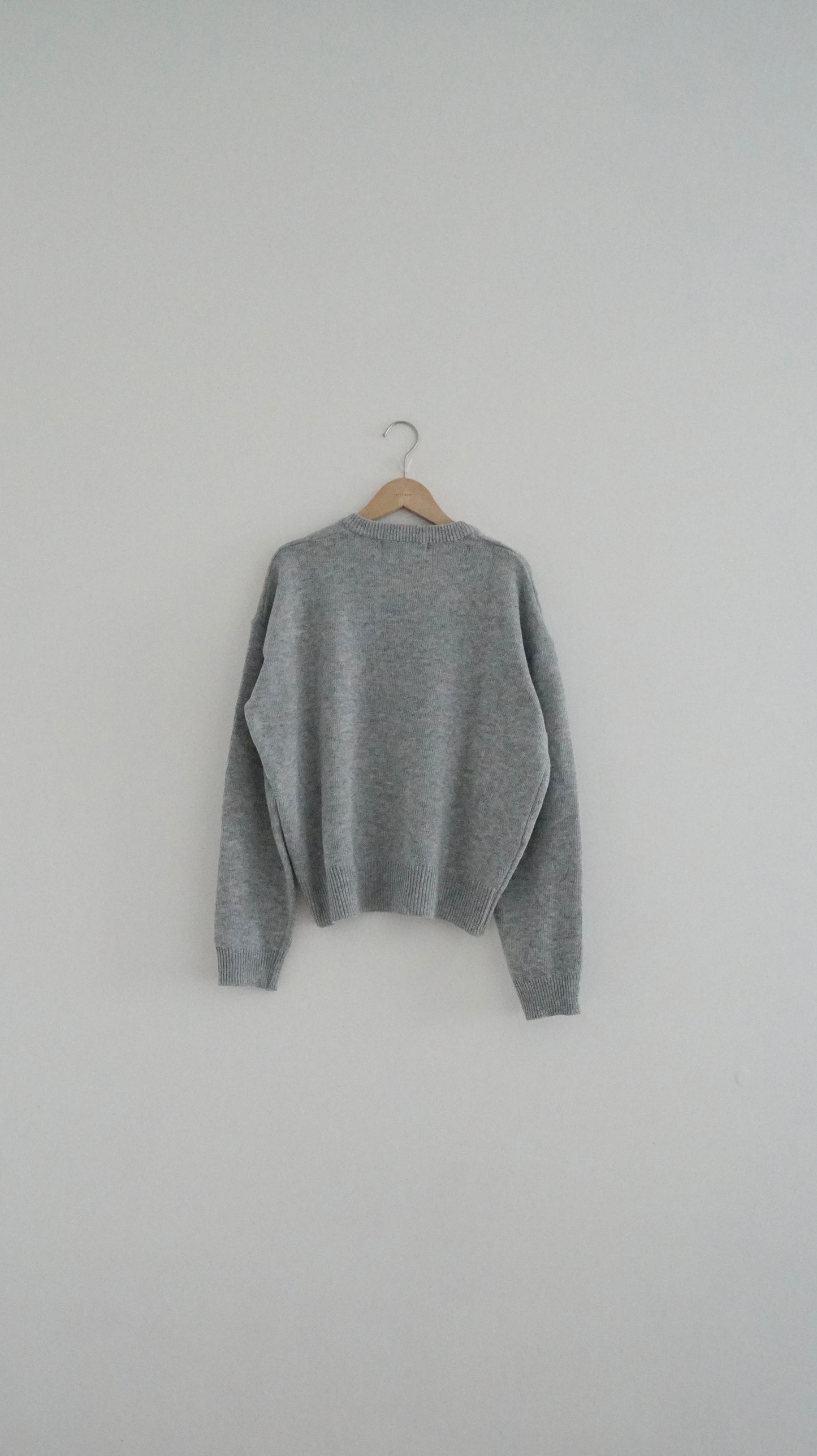 v-neck cashmere knit top in light grey (must-have) (pre-order)