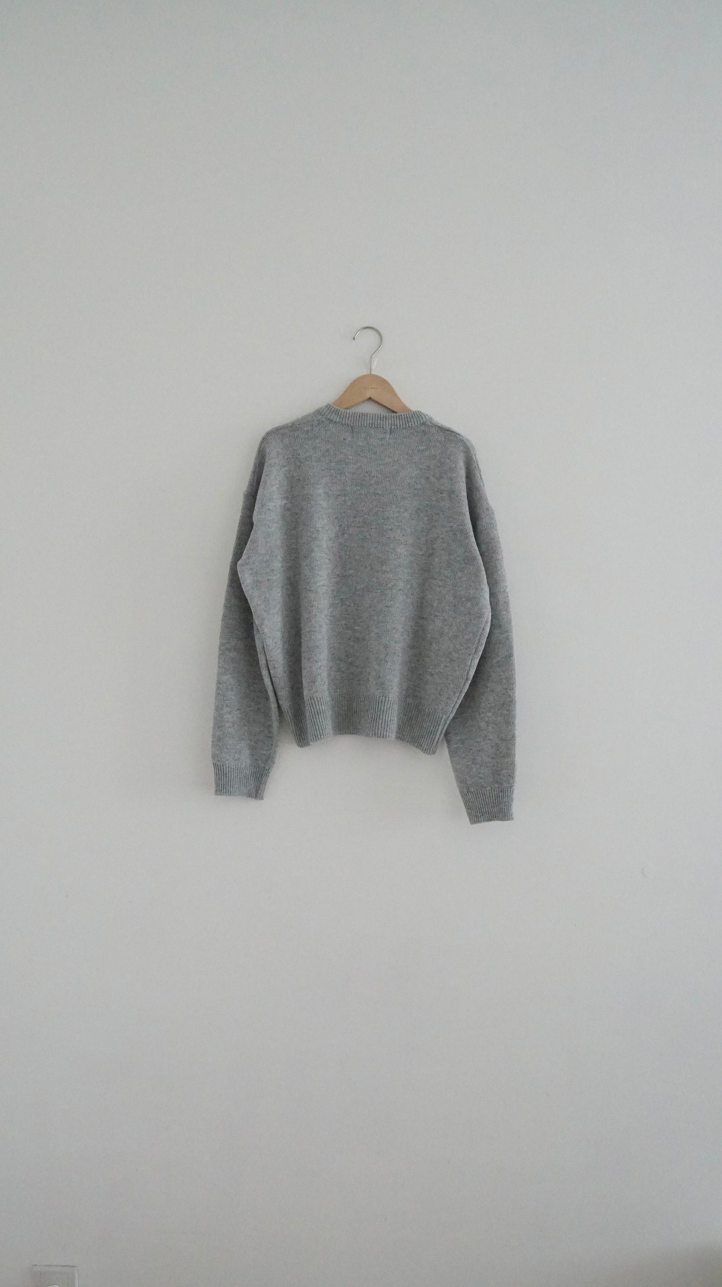 v-neck cashmere knit top in light grey (must-have) (pre-order)