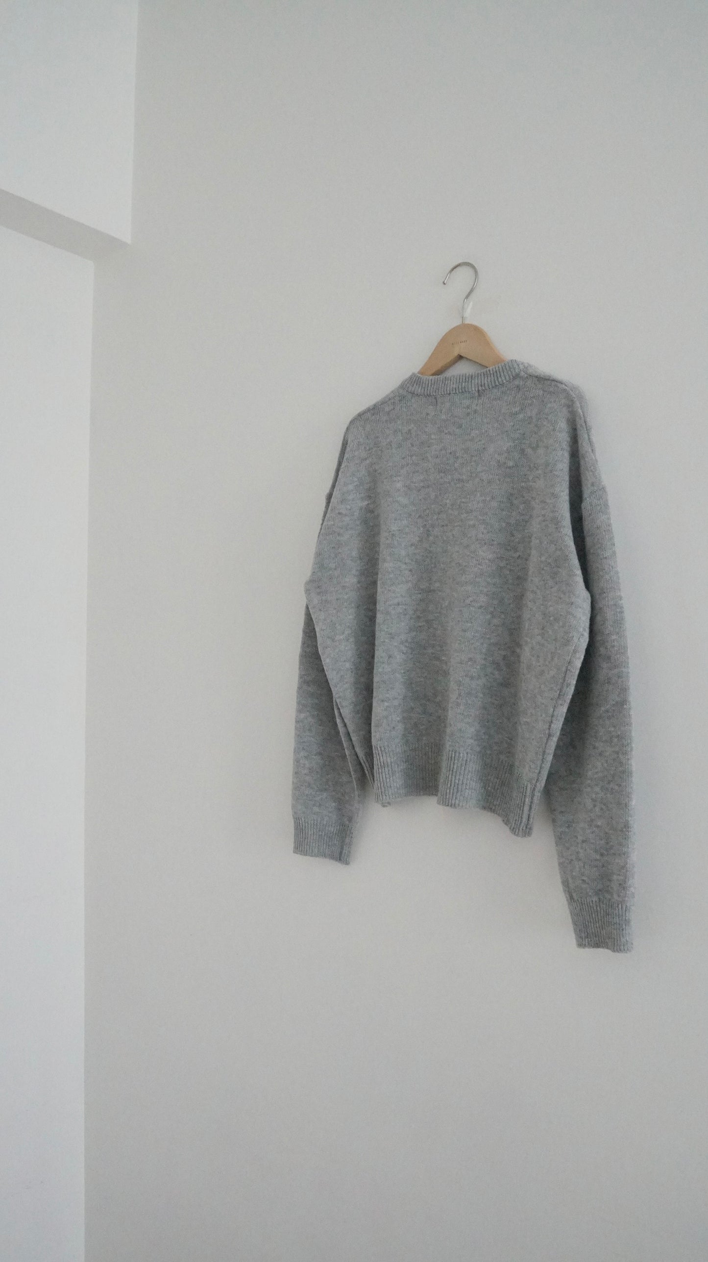 v-neck cashmere knit top in light grey (must-have) (pre-order)