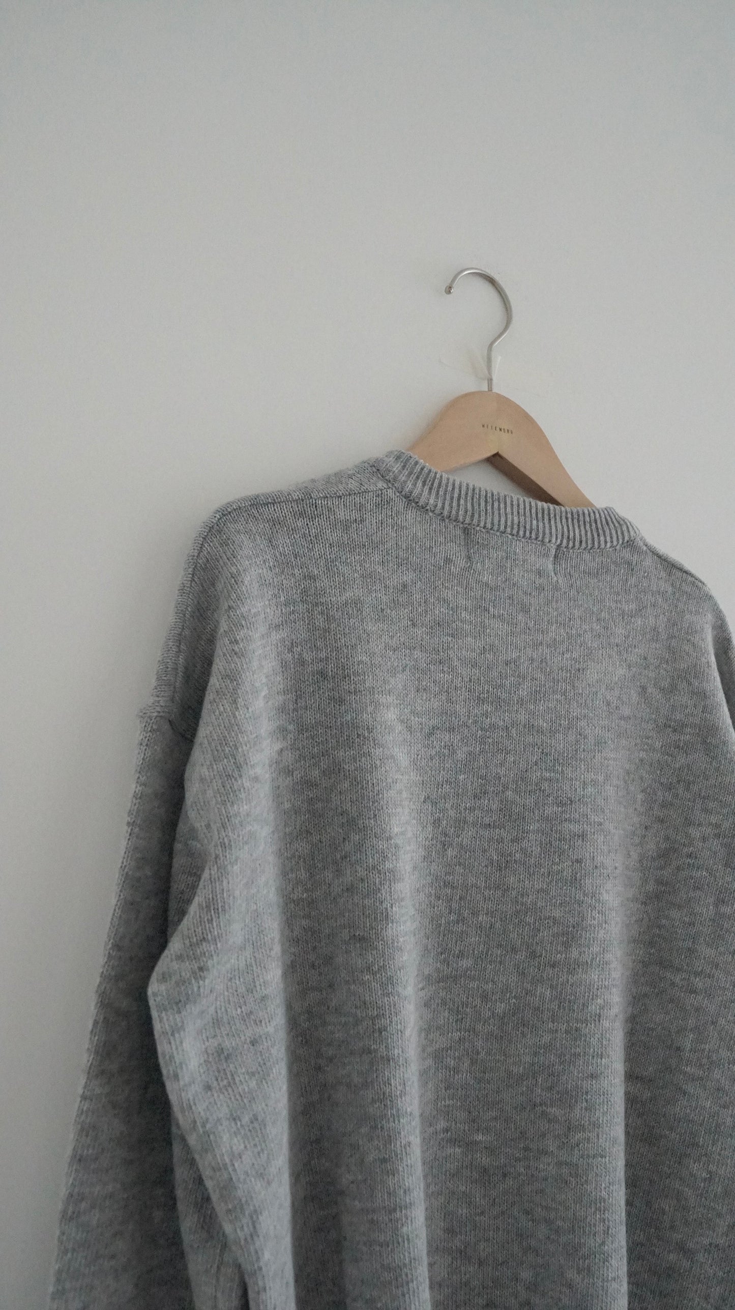 v-neck cashmere knit top in light grey (must-have) (pre-order)