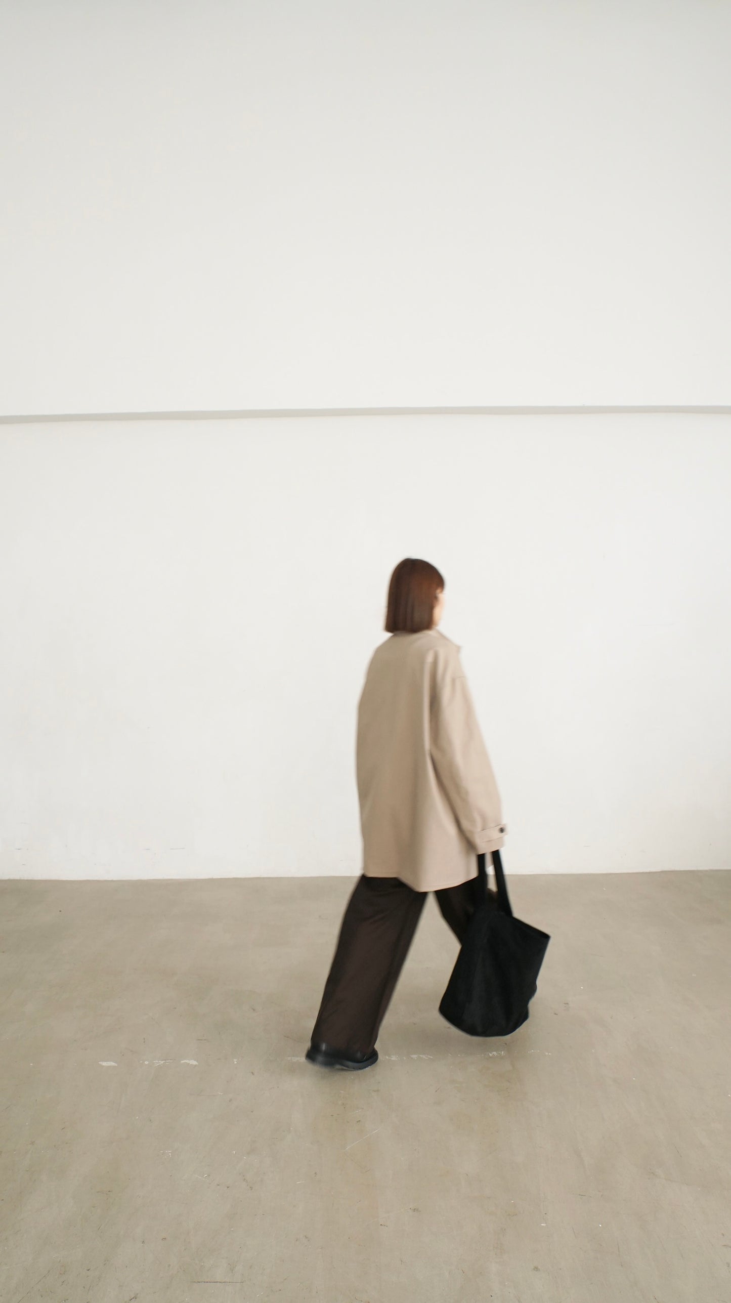 suede tote bag in black (pre-order)