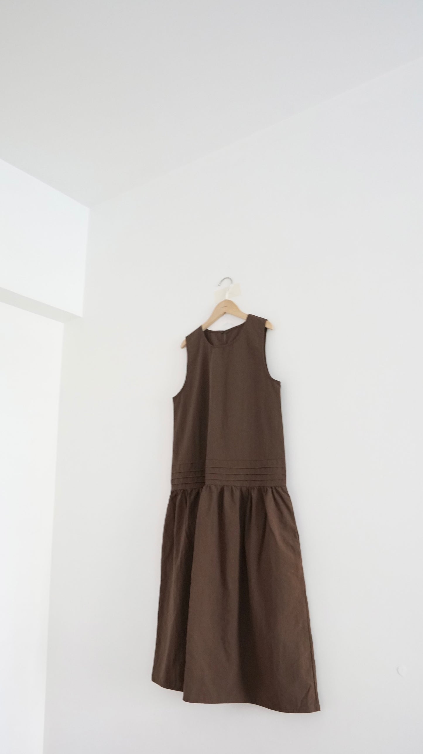 pleatlow dress in brown ( pre-order )
