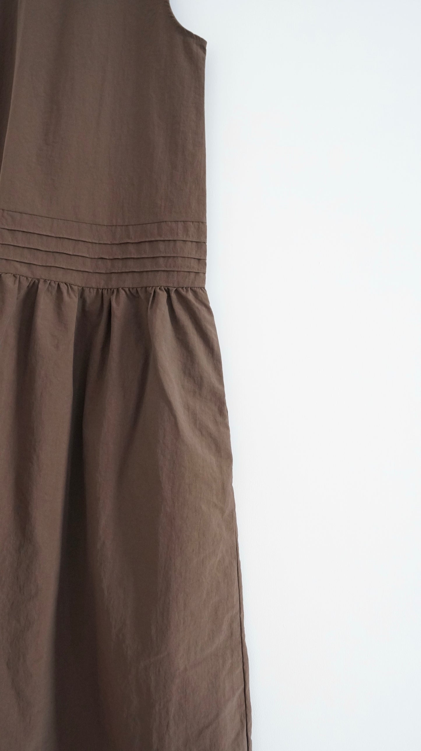 pleatlow dress in brown ( pre-order )