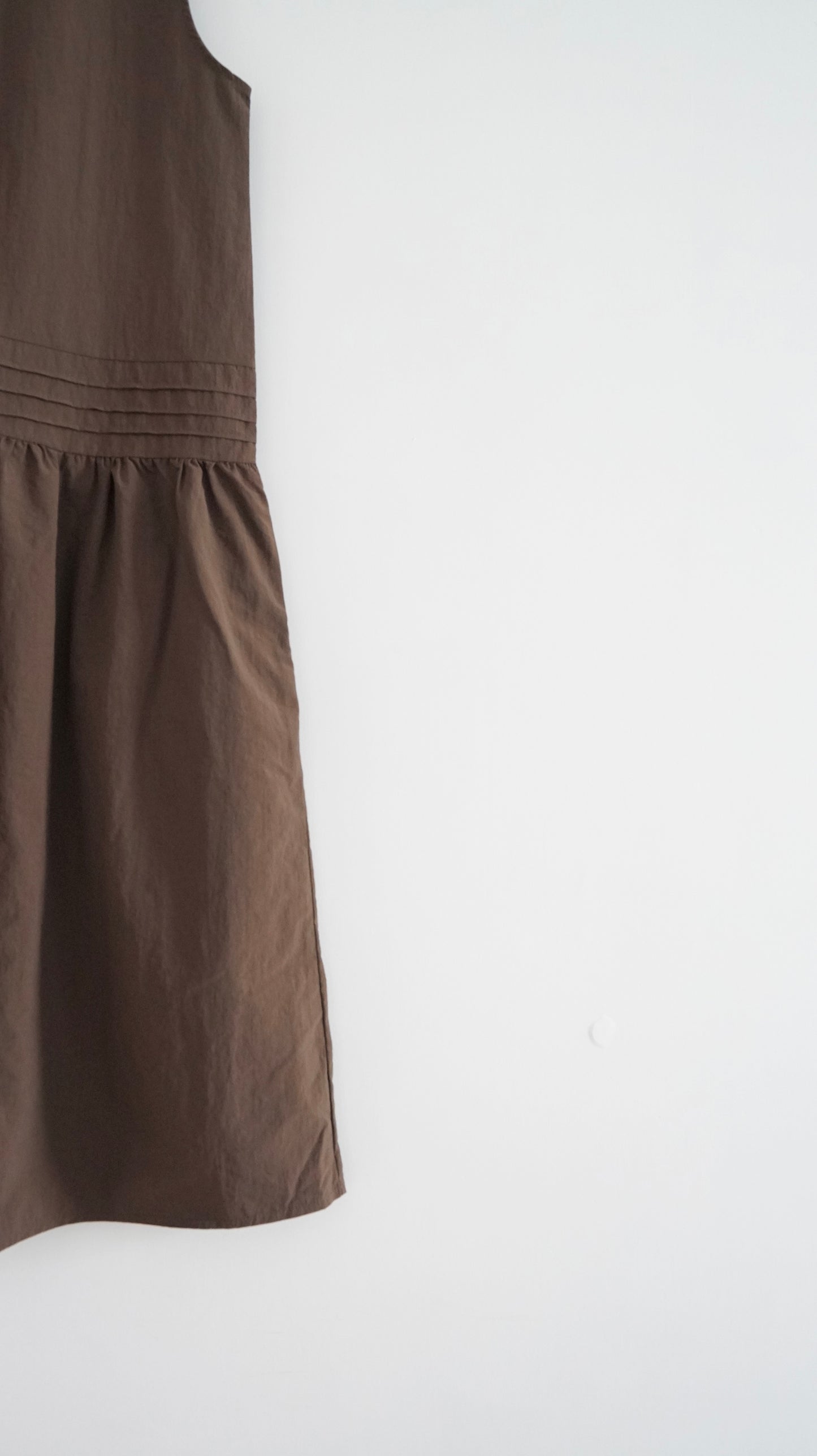 pleatlow dress in brown ( pre-order )