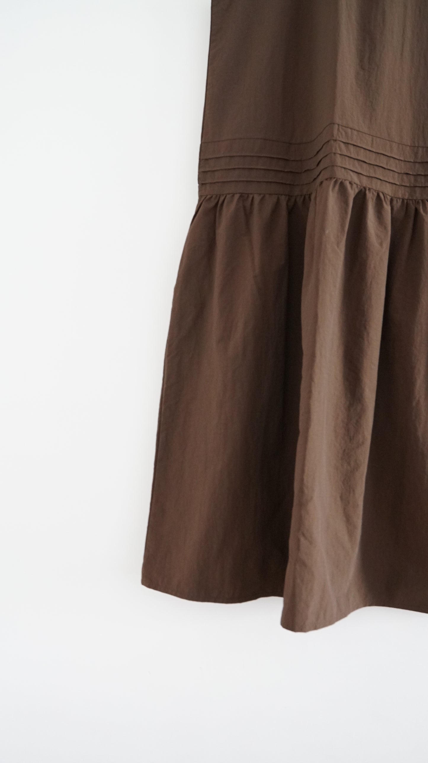 pleatlow dress in brown ( pre-order )