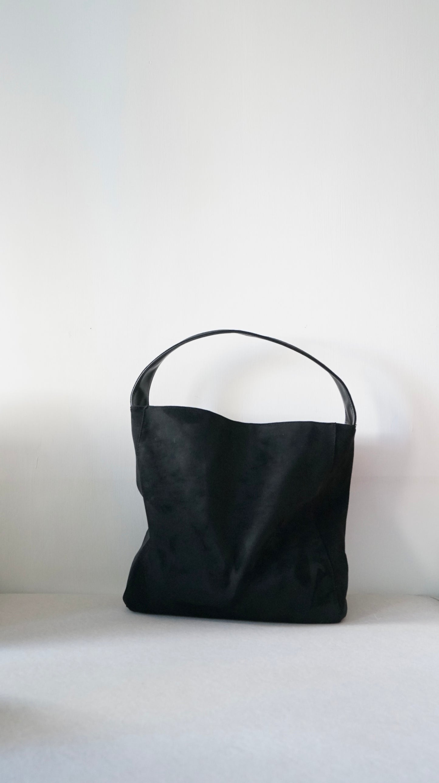 suede tote bag in black (pre-order)