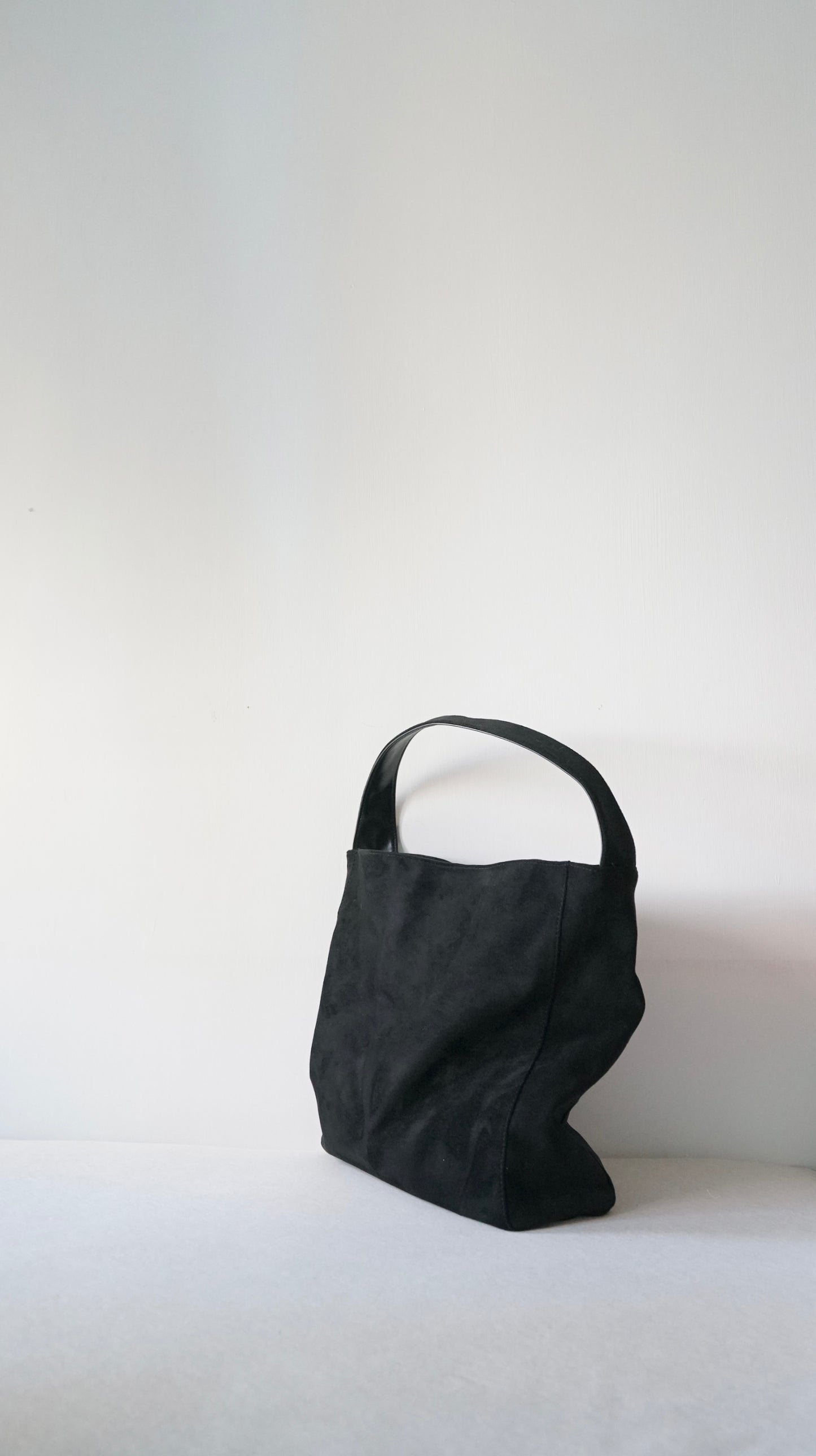 suede tote bag in black (pre-order)