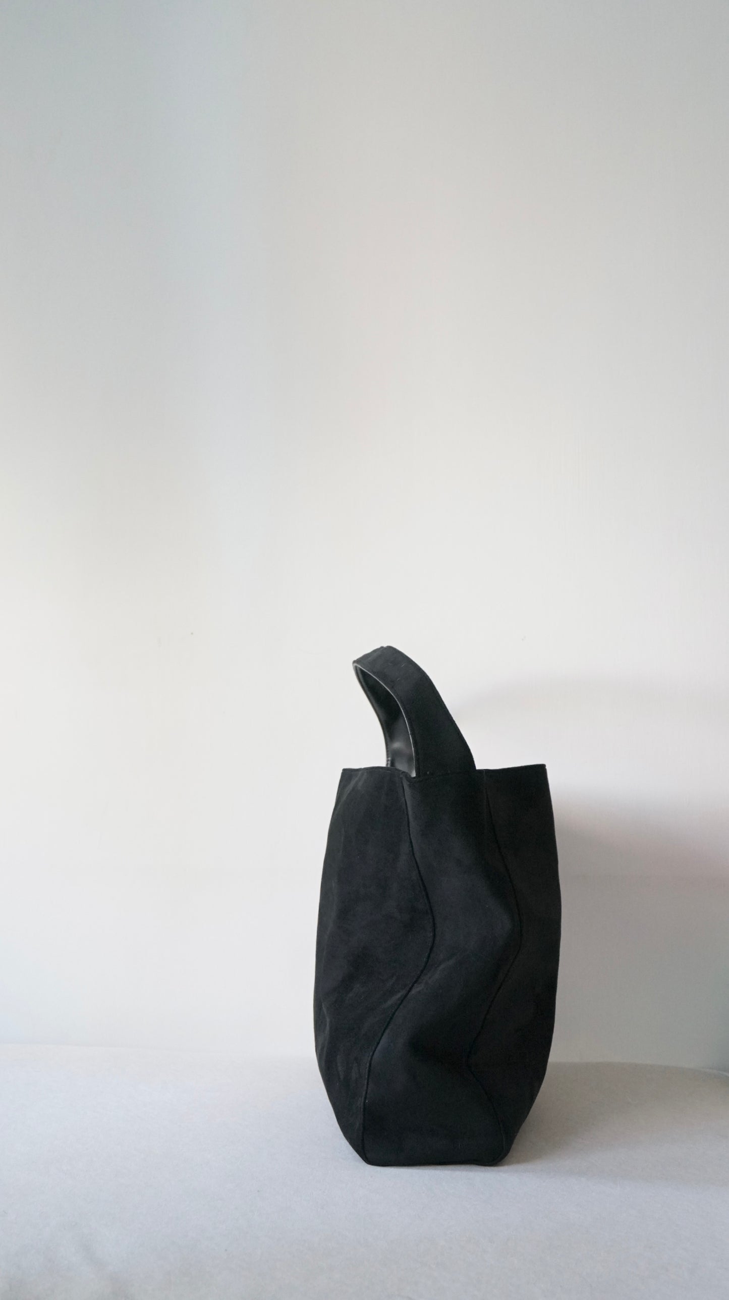 suede tote bag in black (pre-order)
