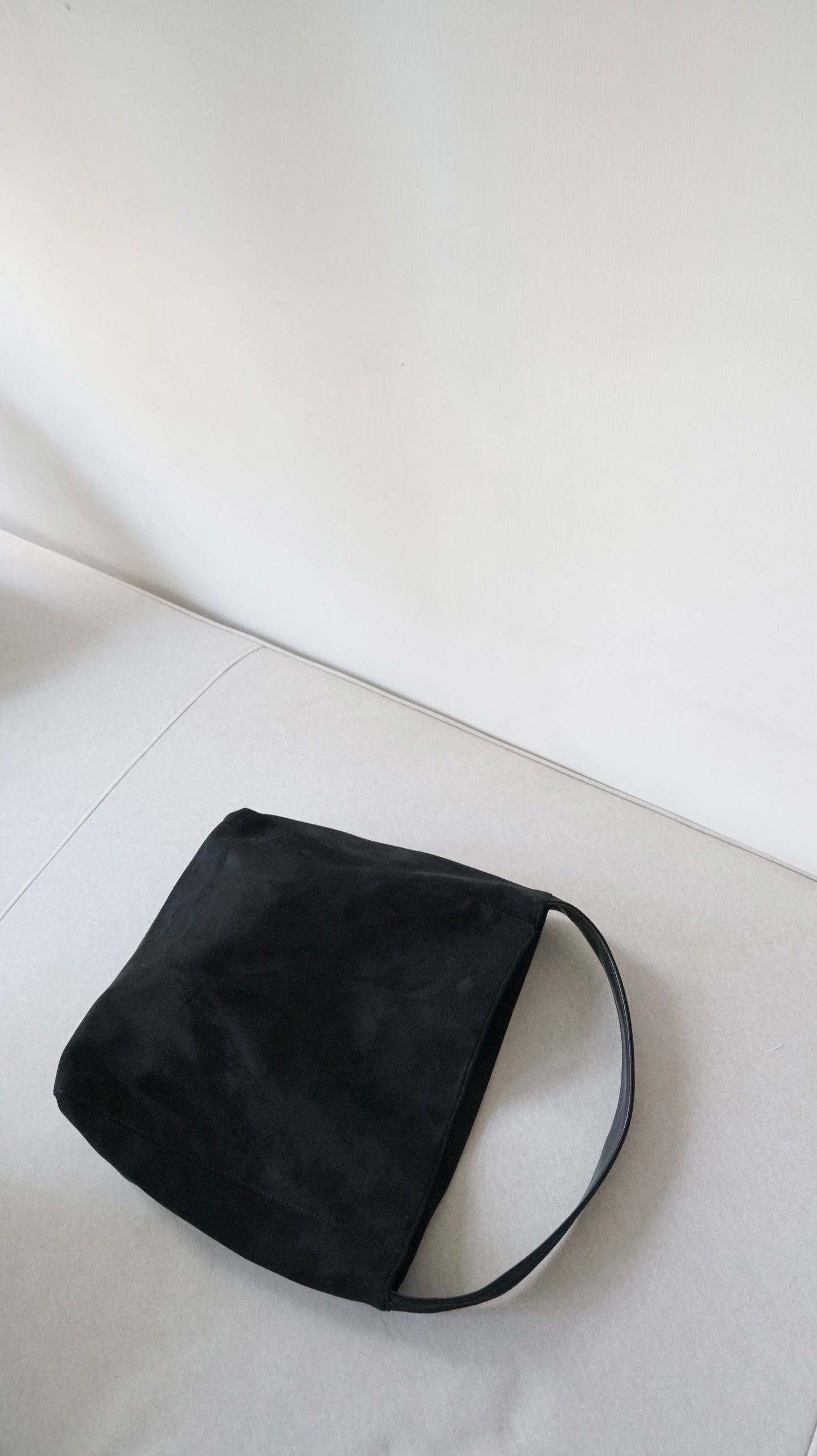 suede tote bag in black (pre-order)