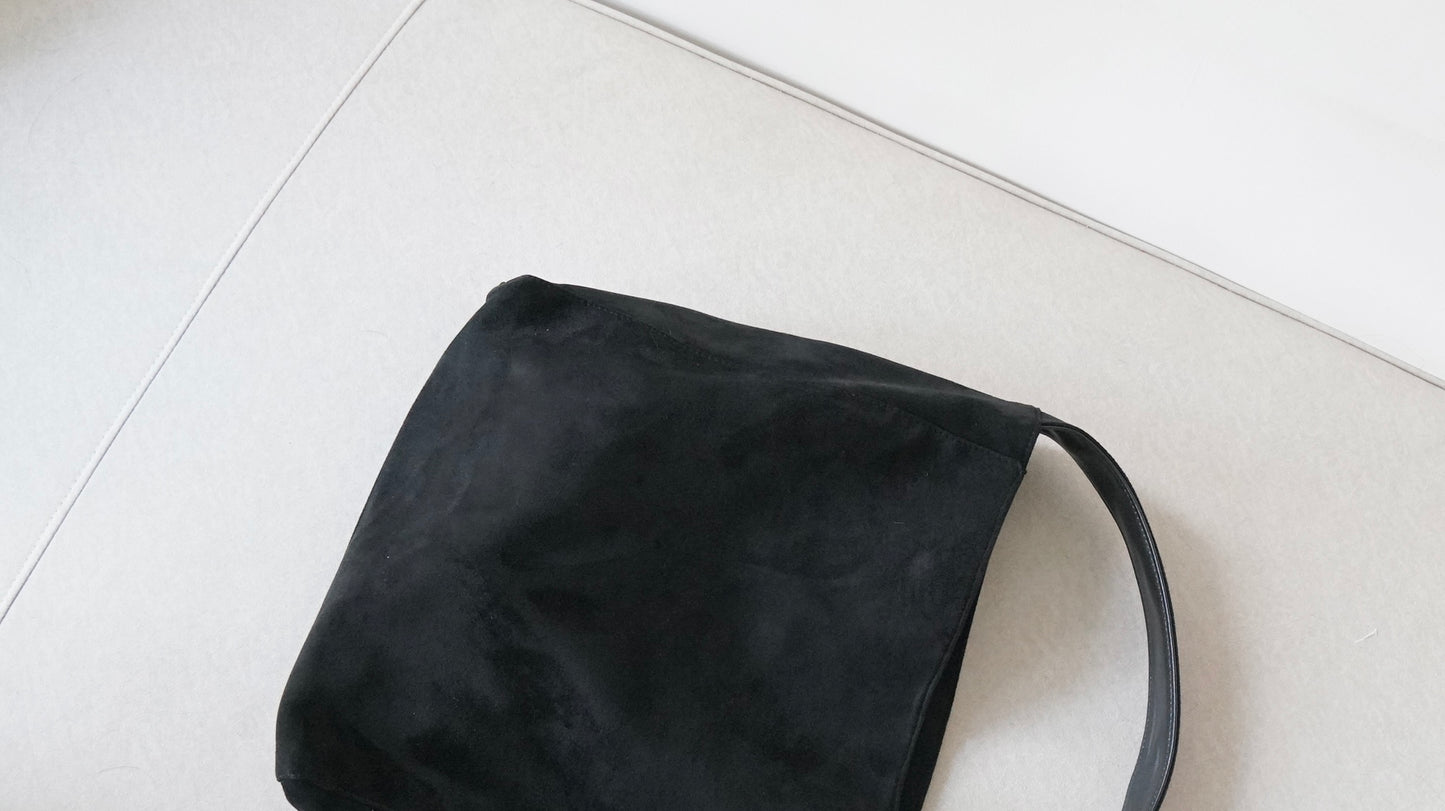 suede tote bag in black (pre-order)