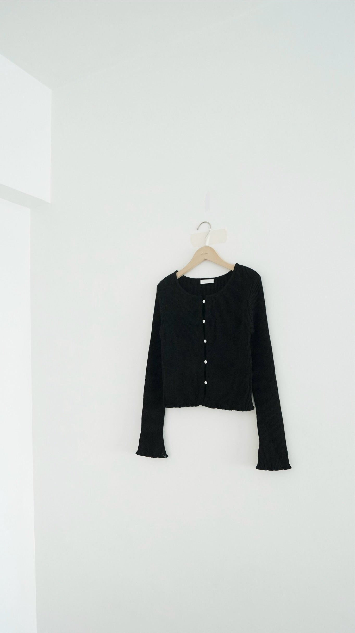 the elodie ruffle cardigan in black