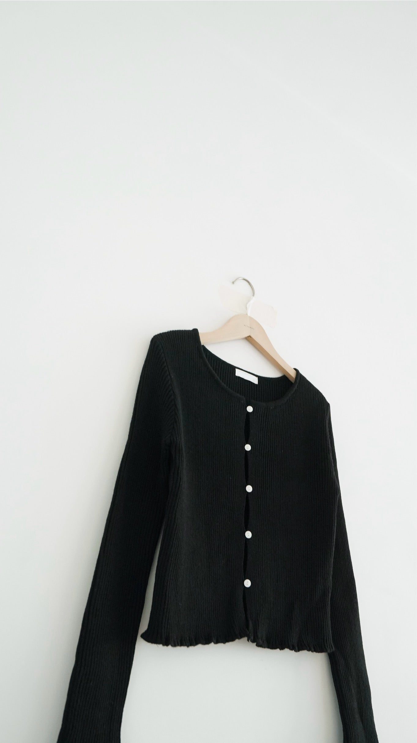 the elodie ruffle cardigan in black