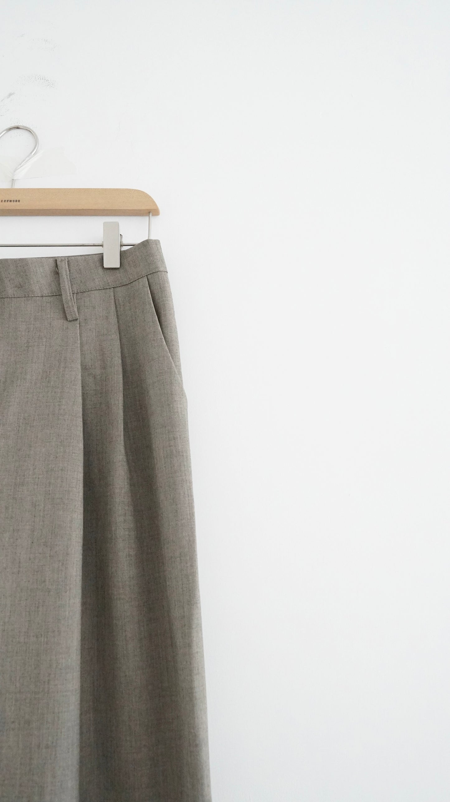 classic low-waisted wide pants in khaki (pre-order)