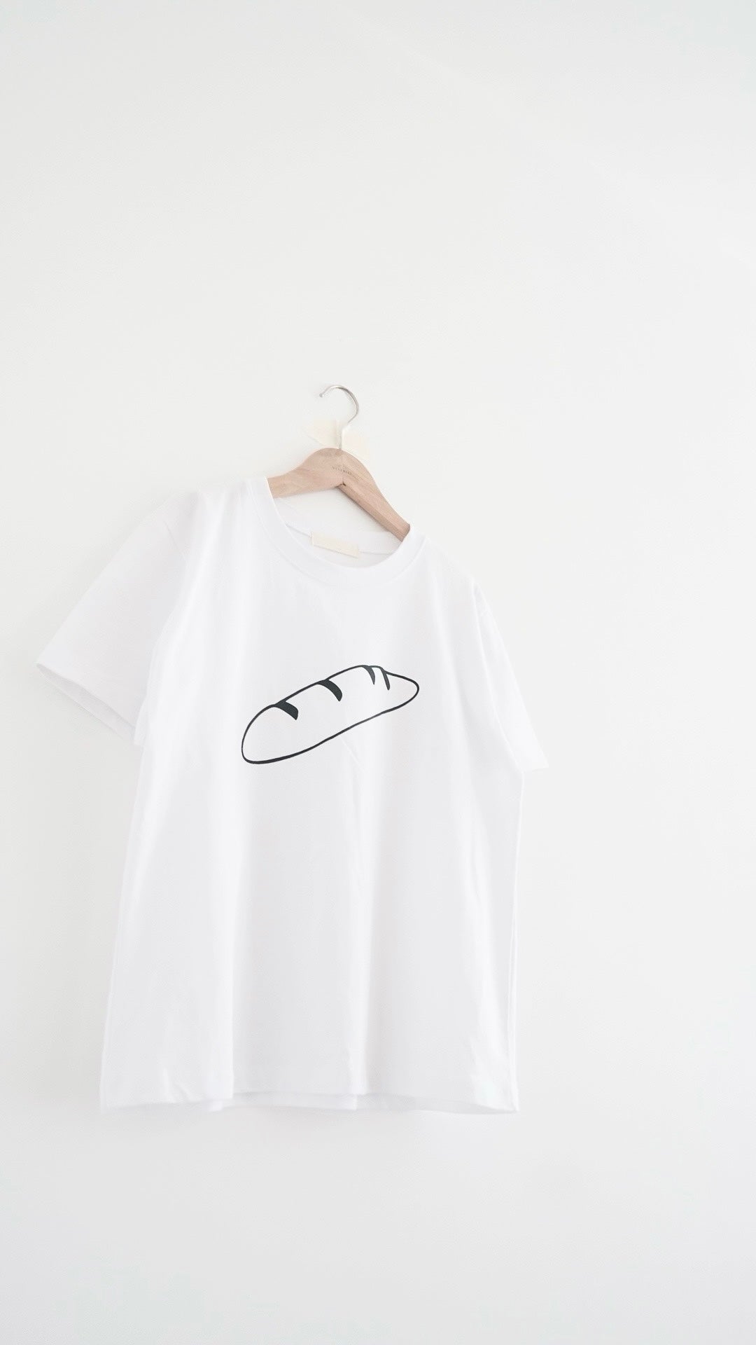 パン tee in white (pre-order)