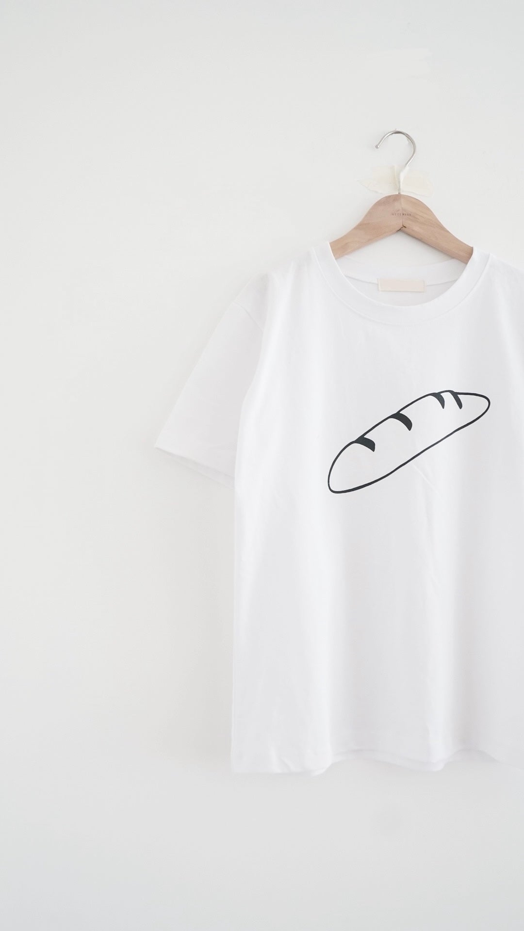 パン tee in white (pre-order)