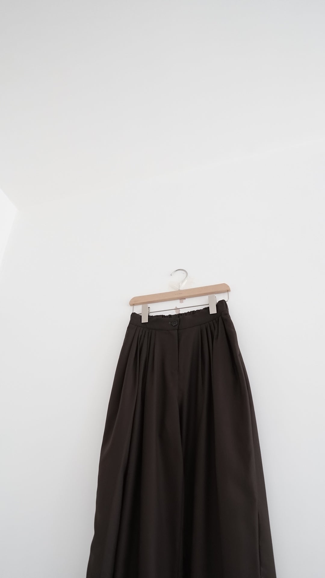yoru pleated wide-leg trousers in brown (pre-order)