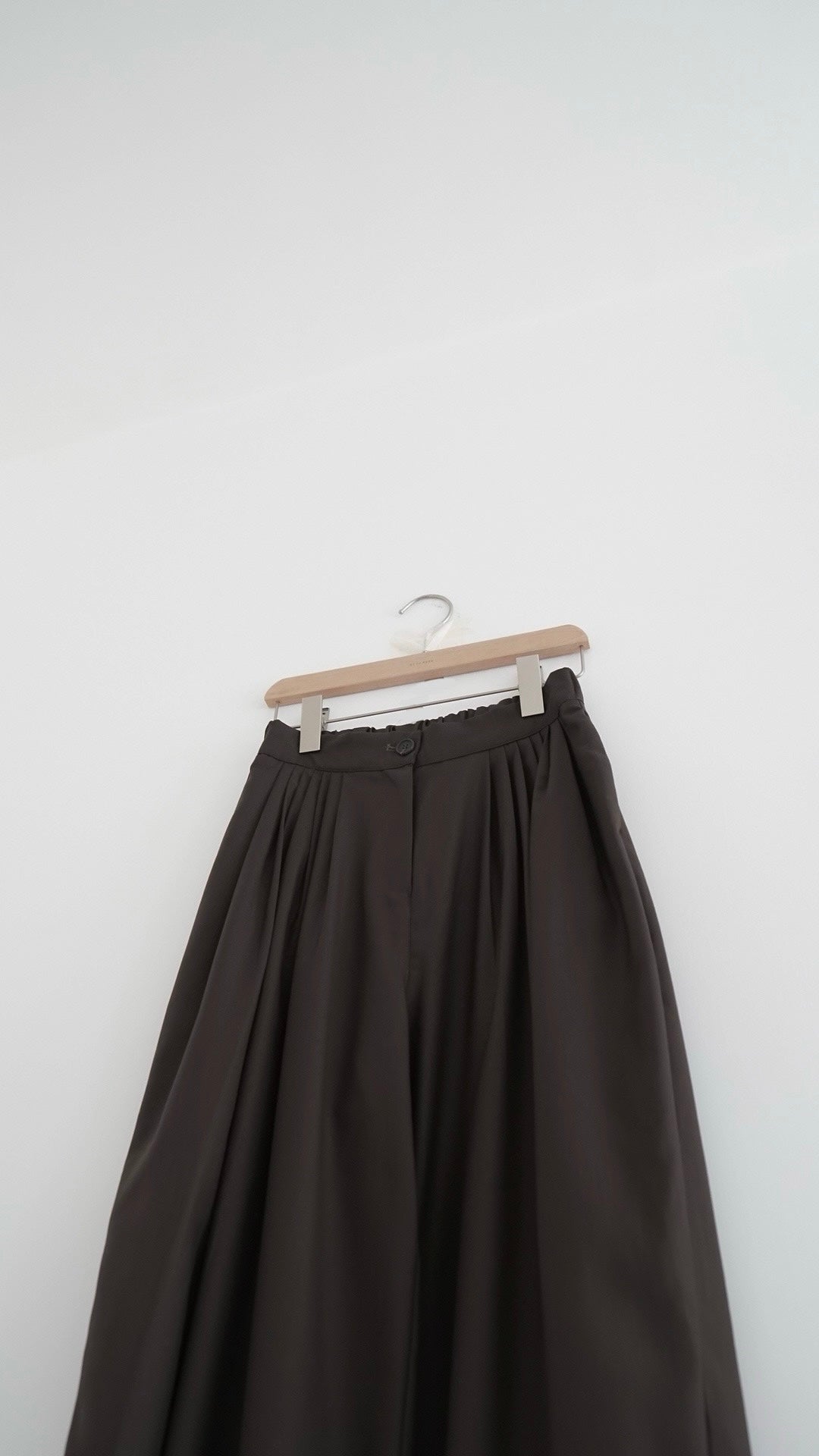 yoru pleated wide-leg trousers in brown (pre-order)