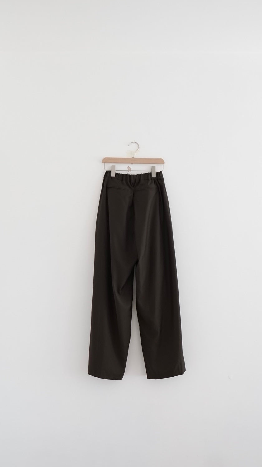 yoru pleated wide-leg trousers in brown (pre-order)