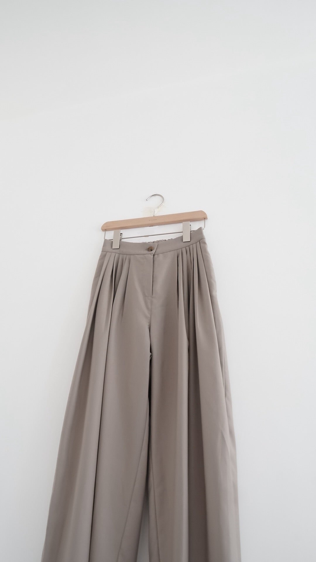 yoru pleated wide-leg trousers in beige (pre-order)