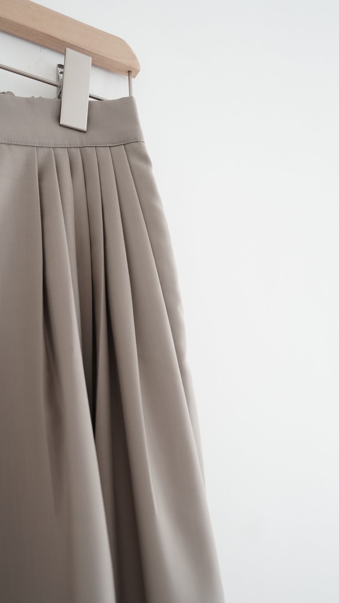 yoru pleated wide-leg trousers in beige (pre-order)