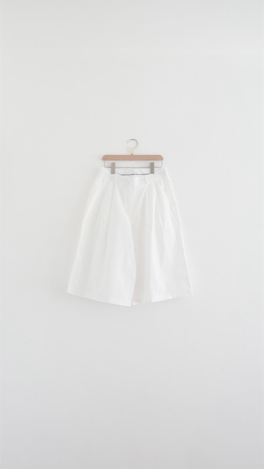 rei tailored pleated bermuda shorts in white (pre-order)