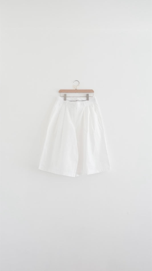 rei tailored pleated bermuda shorts in white (pre-order)