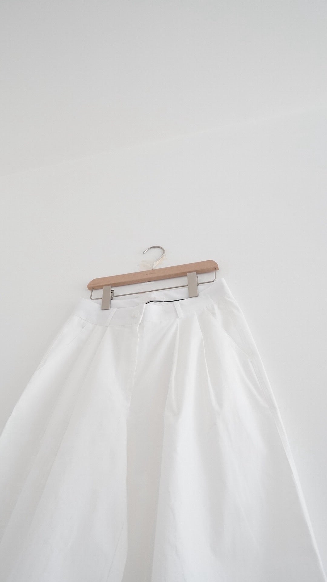 rei tailored pleated bermuda shorts in white (pre-order)