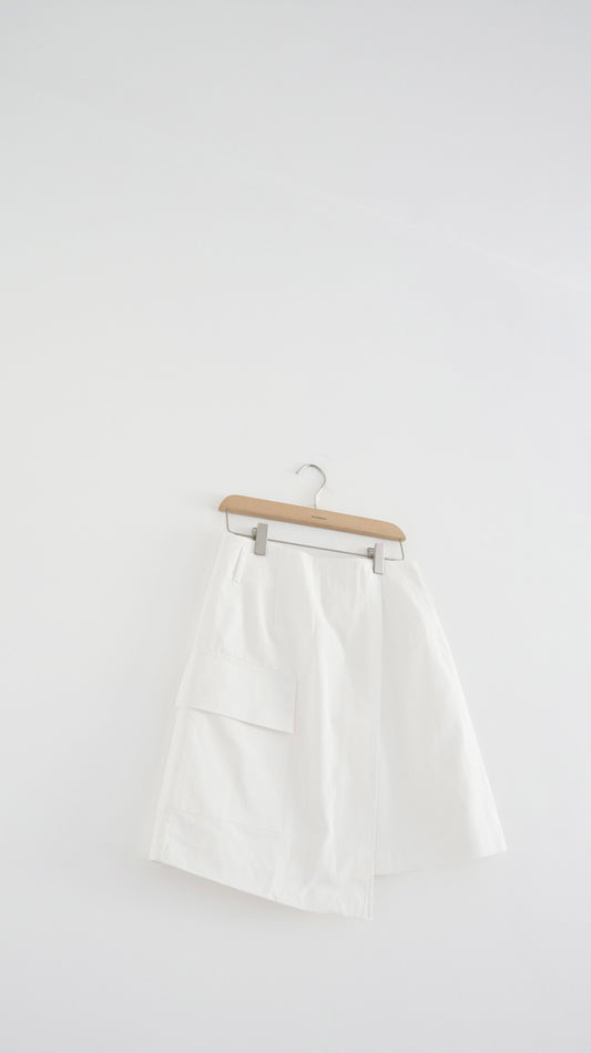 pocket midi skirt in white (flawed)