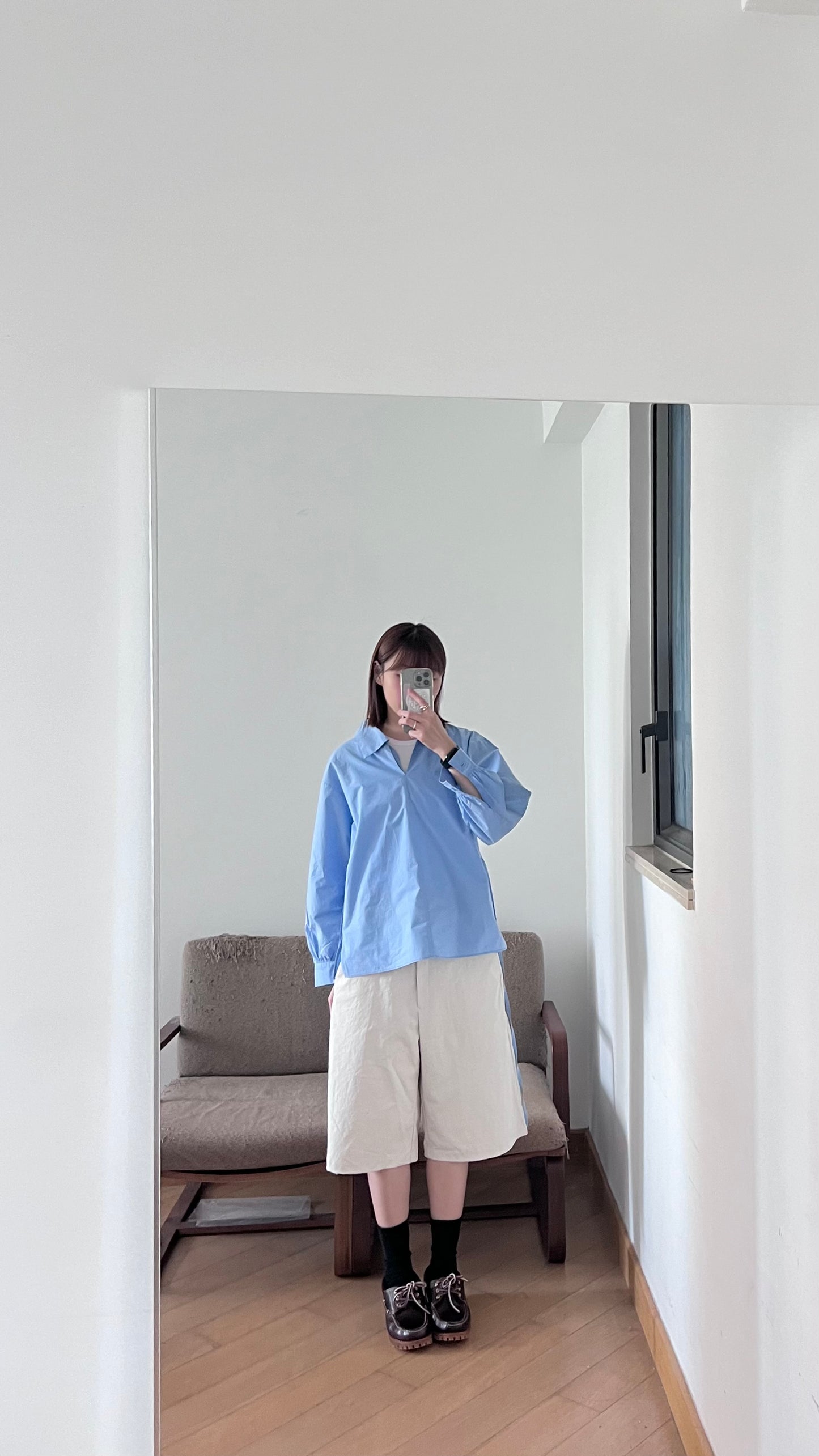 light v-neck shirt in lake blue (flawed)