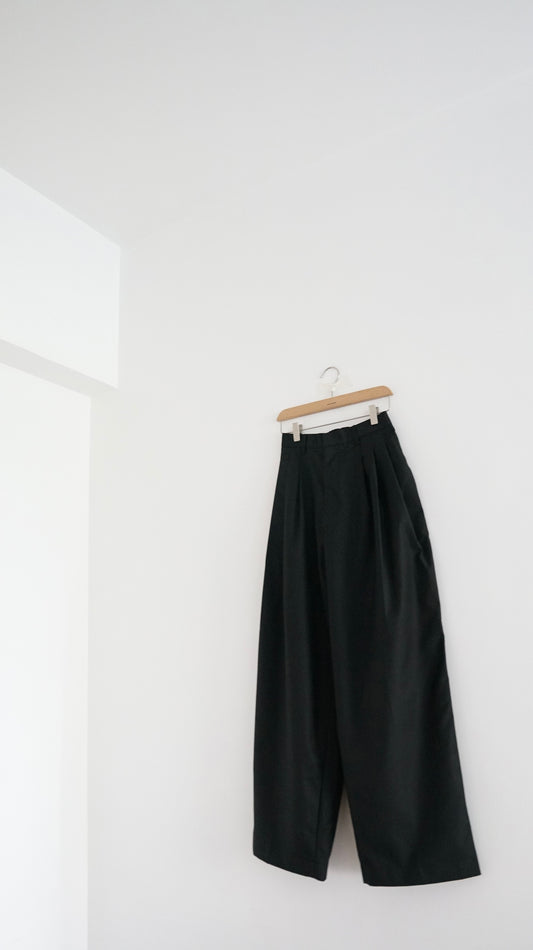 grace pleat pants in black (M)