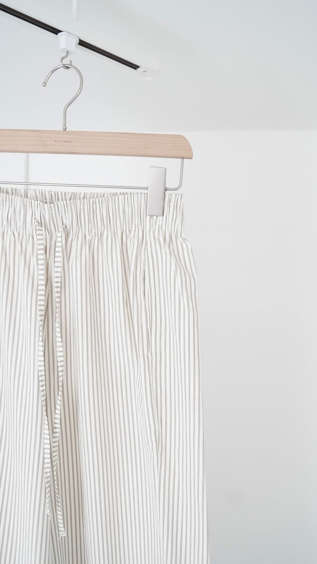 light like striped pants in beige (pre-order)