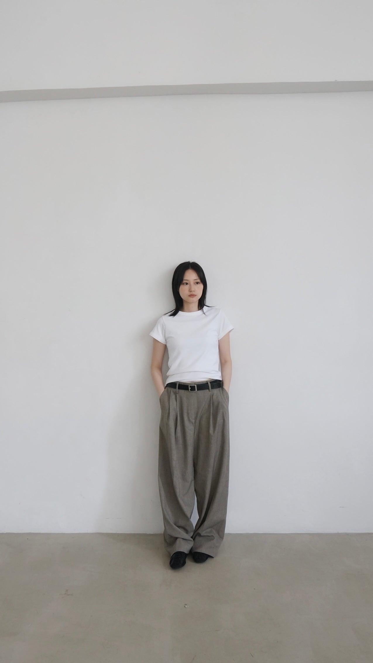 classic low-waisted wide pants in khaki (pre-order)